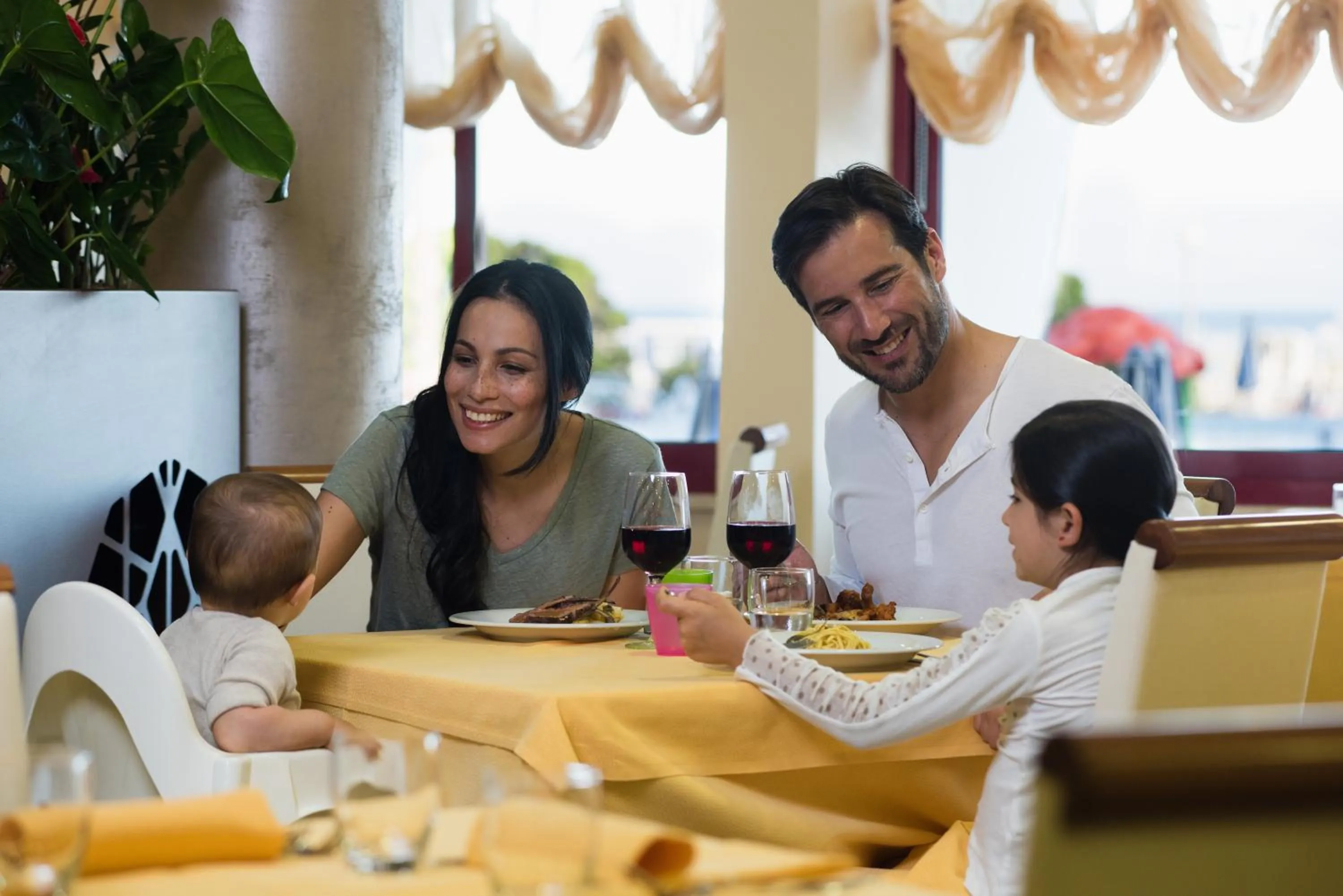 Restaurant/places to eat in Aparthotel Imperial