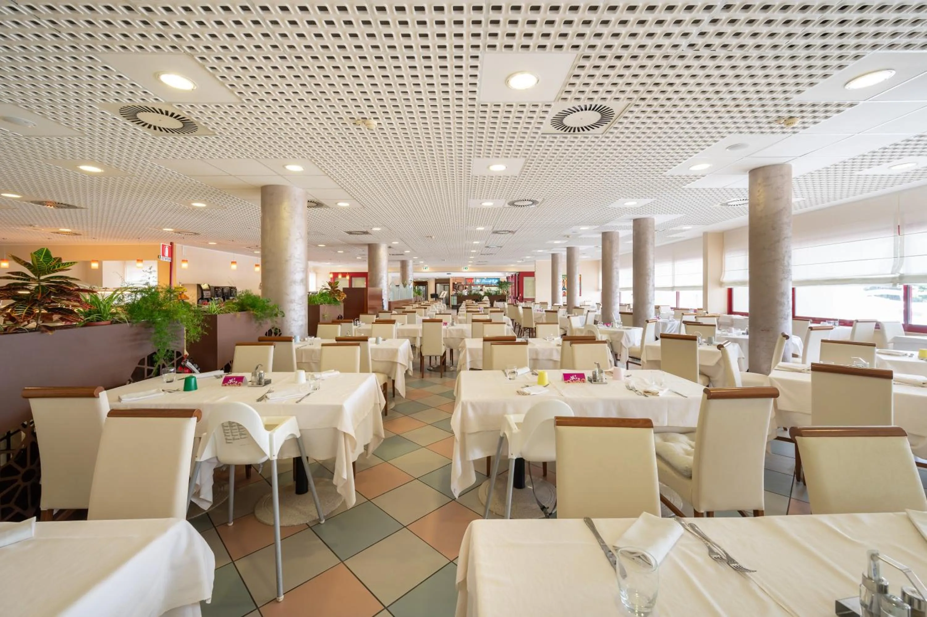 Restaurant/places to eat in Aparthotel Imperial