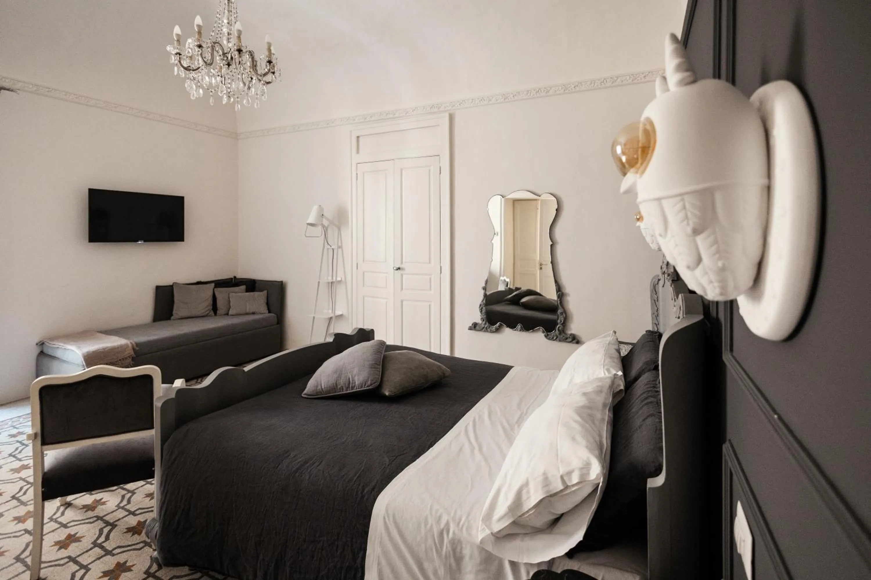 Photo of the whole room, Bed in Bianko EcoChic