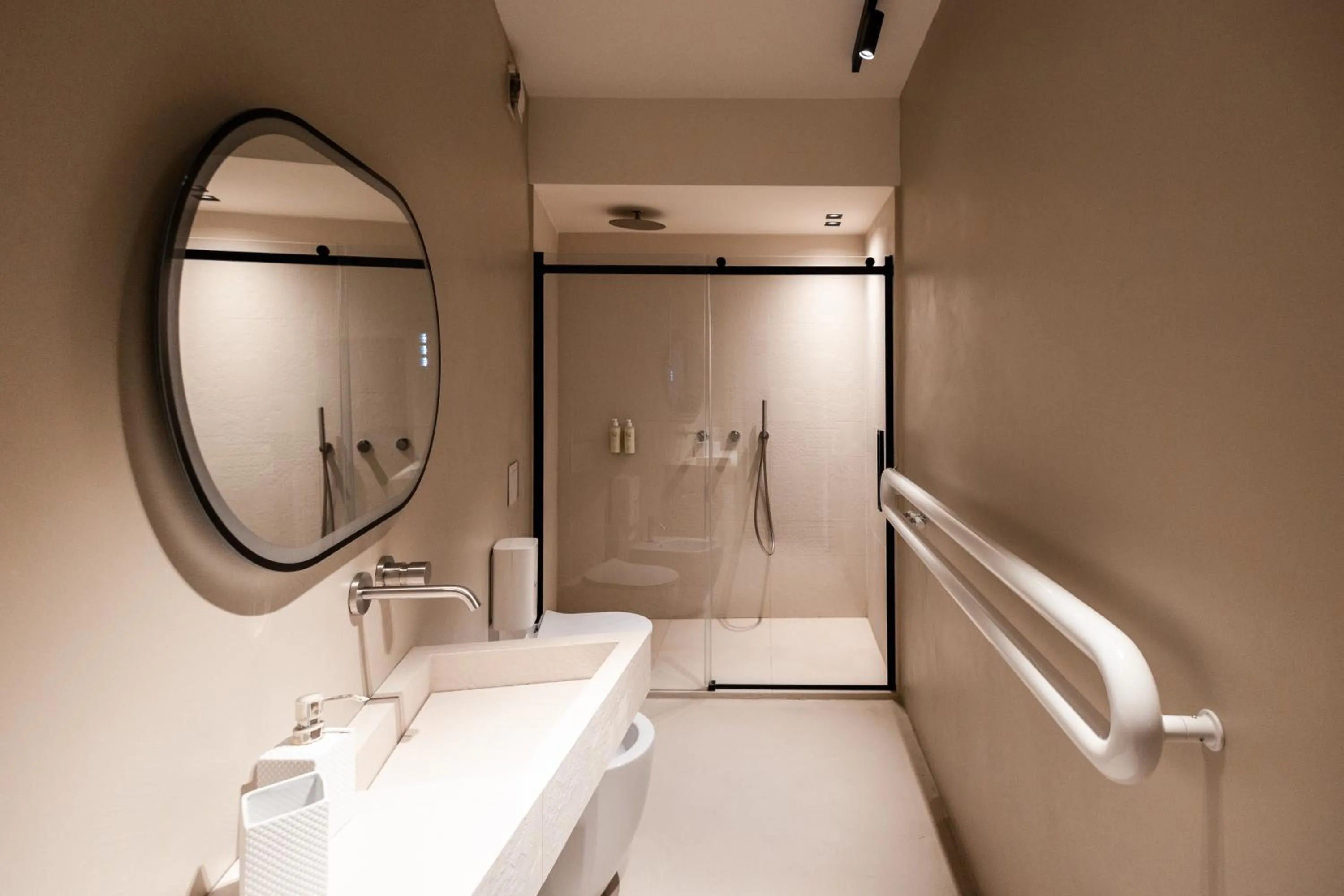 Shower in Bianko EcoChic