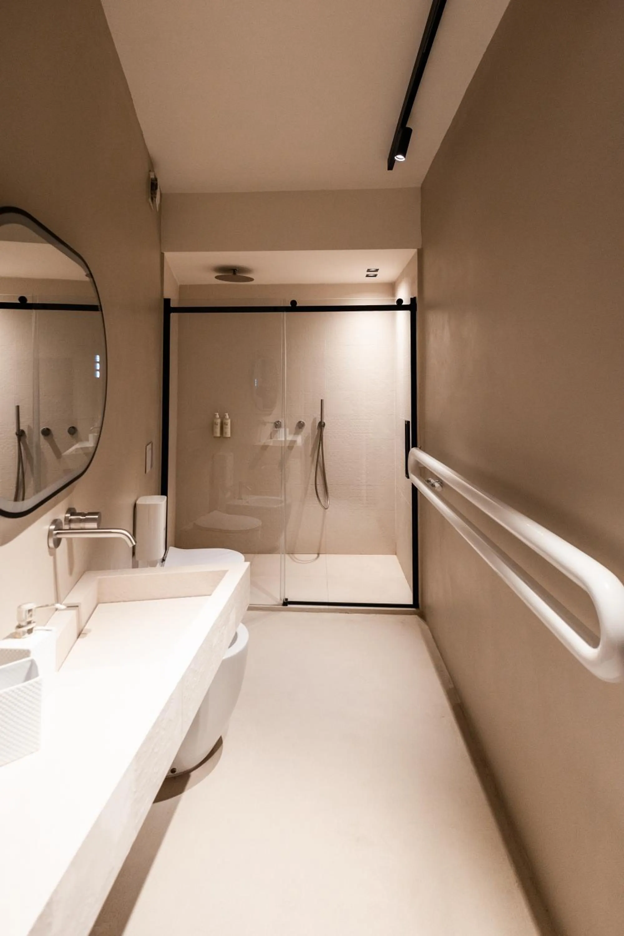 Shower in Bianko EcoChic