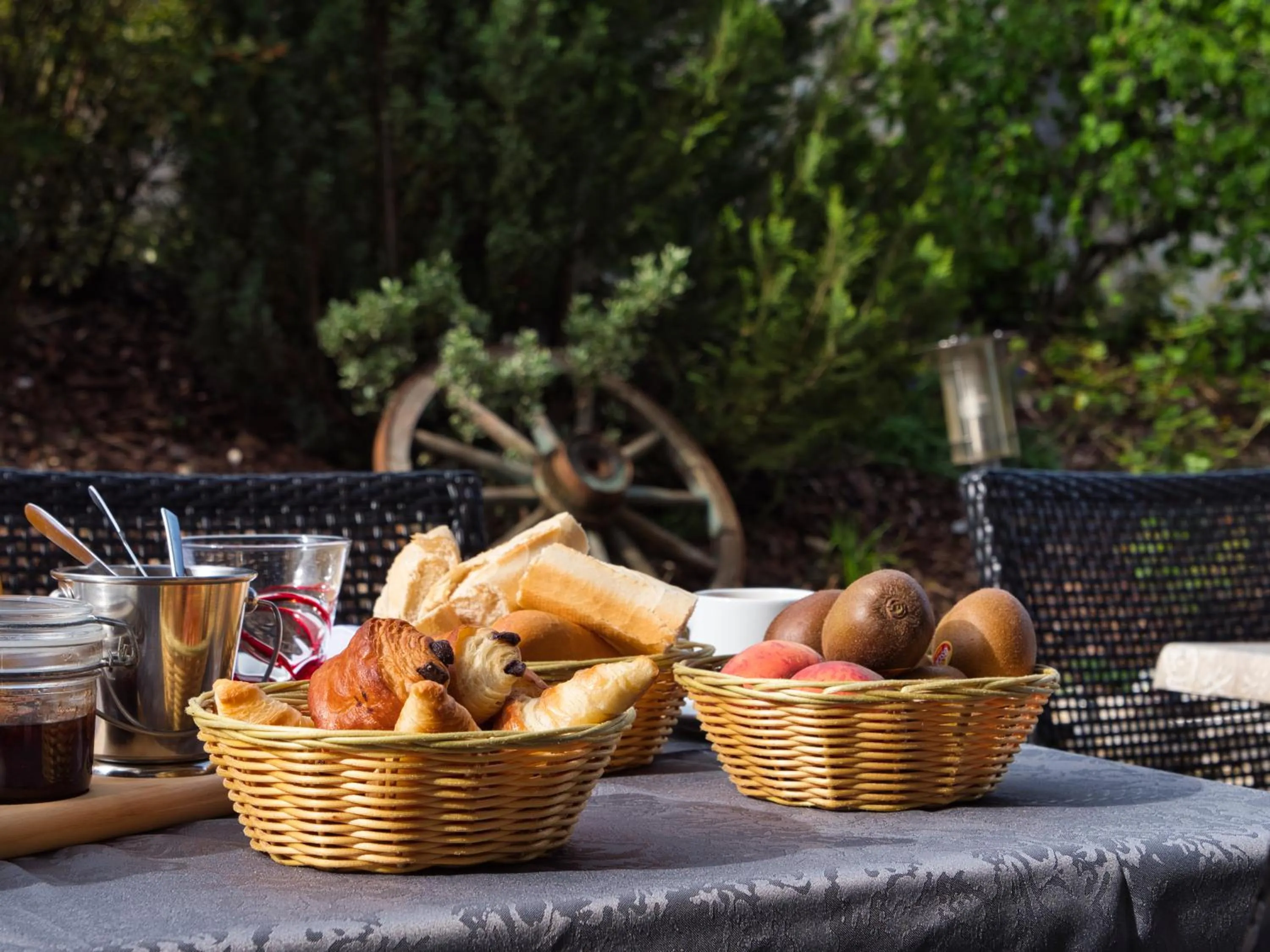 Breakfast in Le Champ des Lys