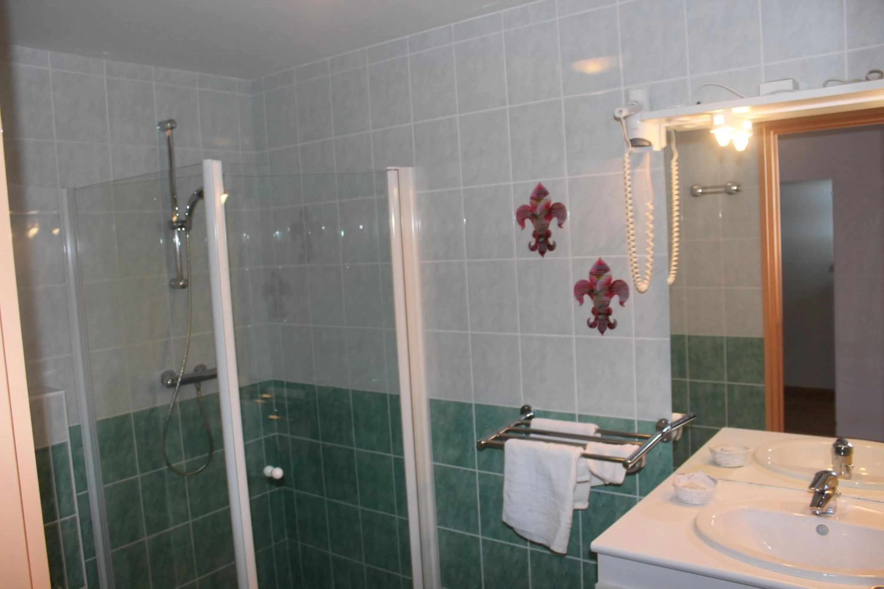 Shower in Le Champ des Lys