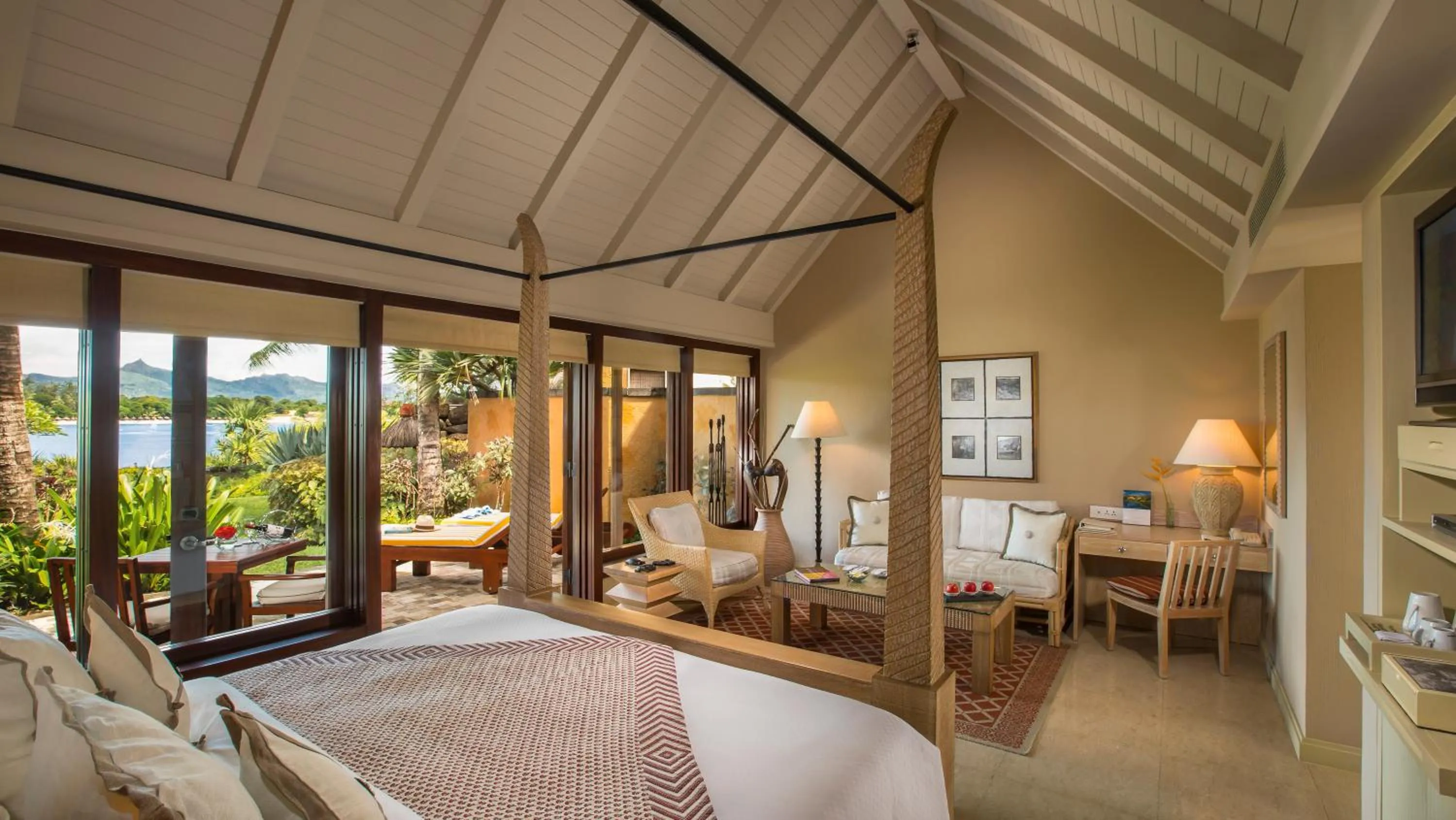 Balcony/Terrace, Bed in The Oberoi Beach Resort, Mauritius