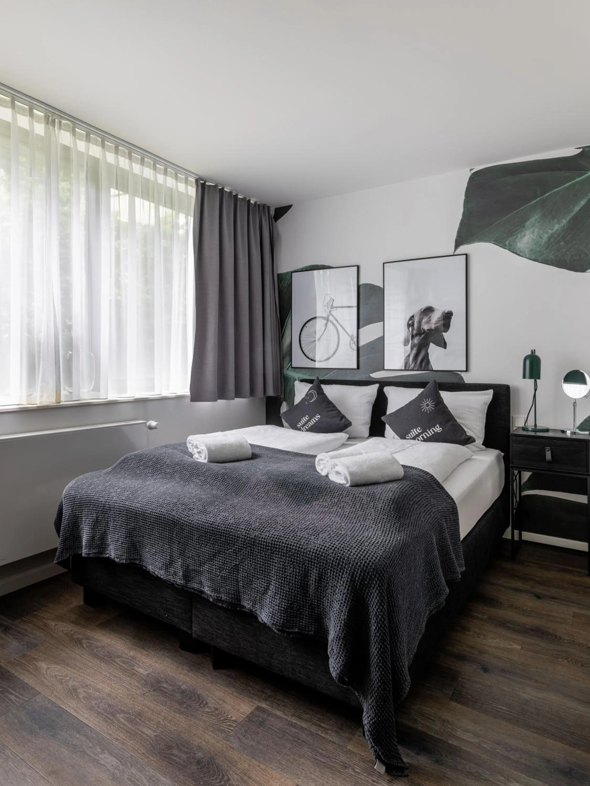 Photo of the whole room, Bed in Limehome München