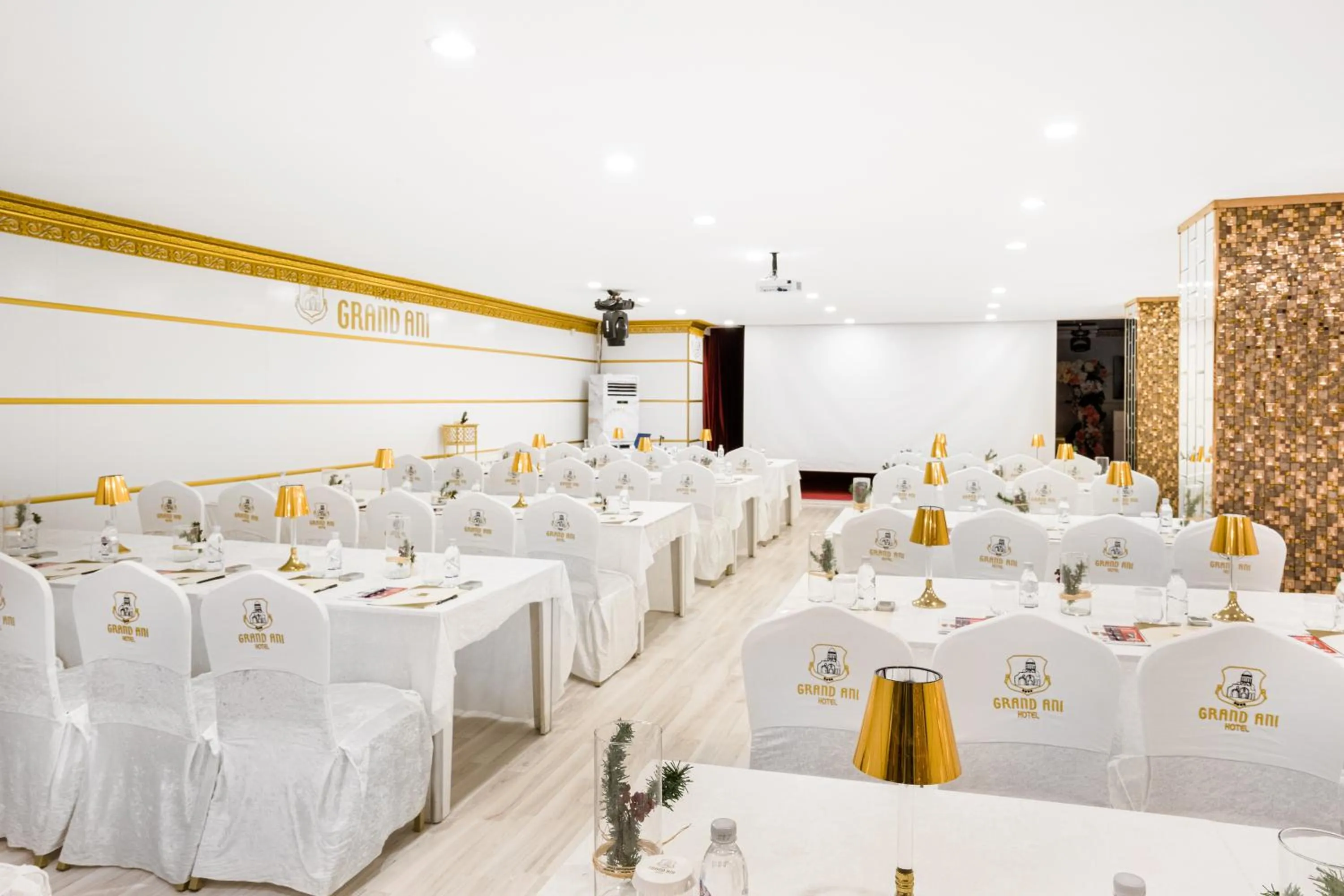 Restaurant/places to eat in GRAND ANİ HOTEL