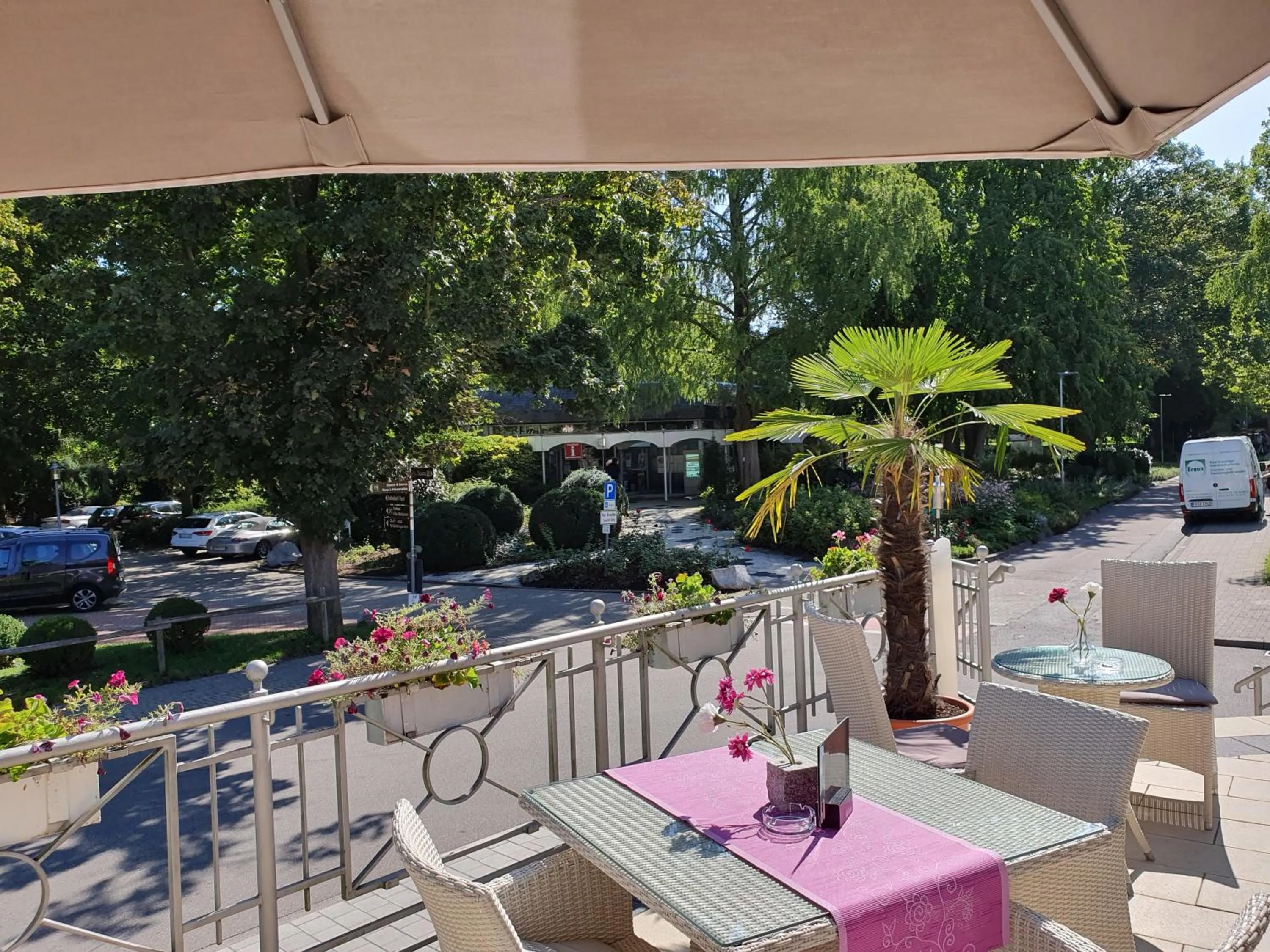 Restaurant/places to eat in Eden Hotel