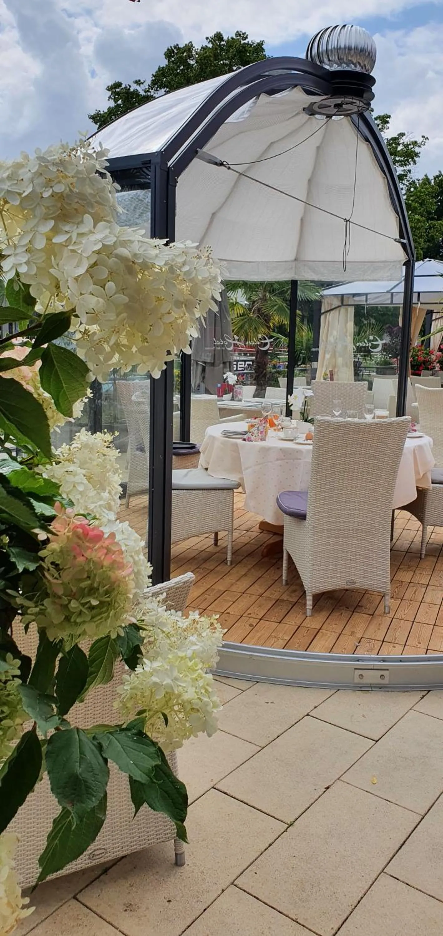 Restaurant/places to eat in Eden Hotel