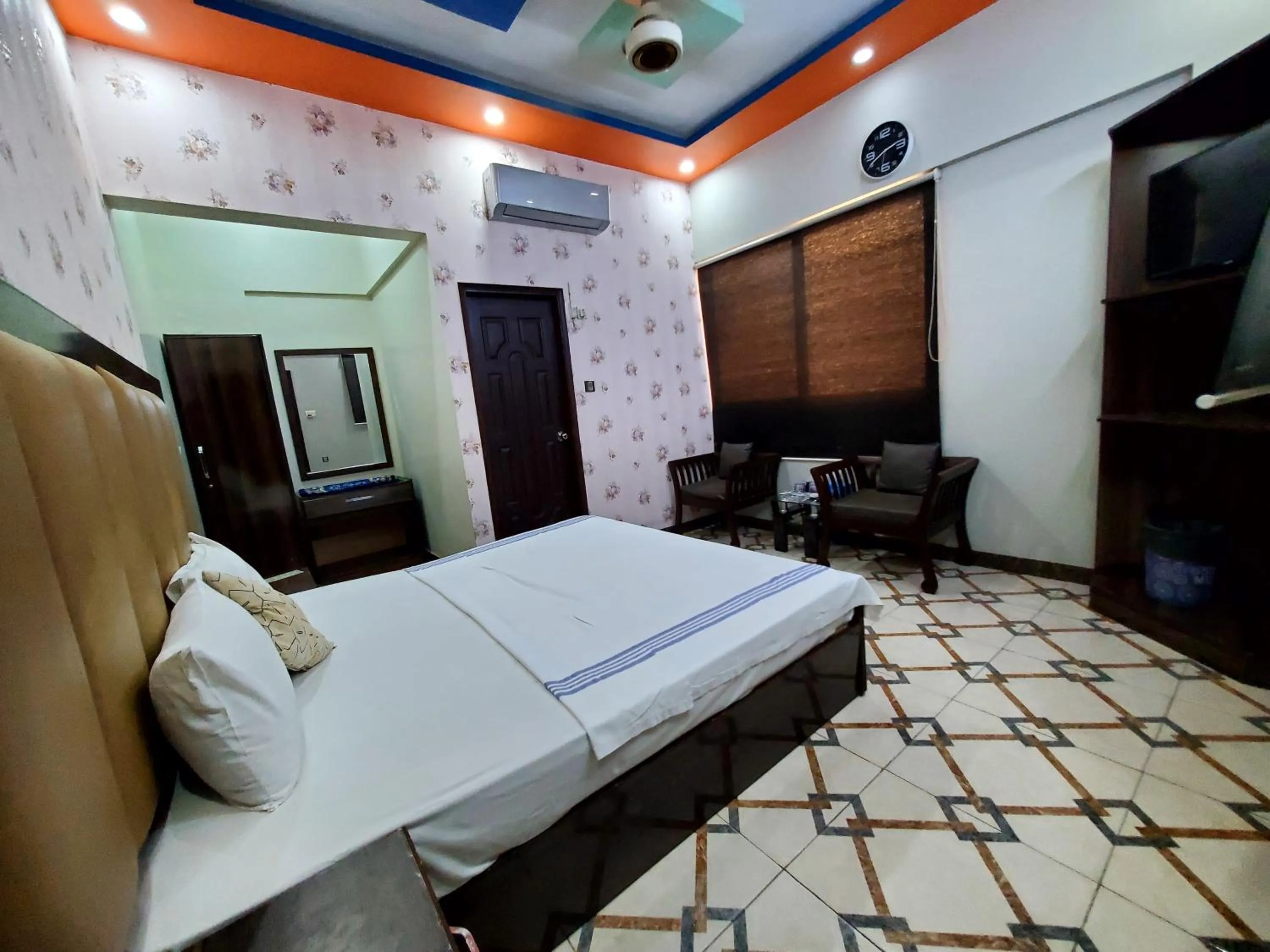 Bed in Diplomat Inn Hotel