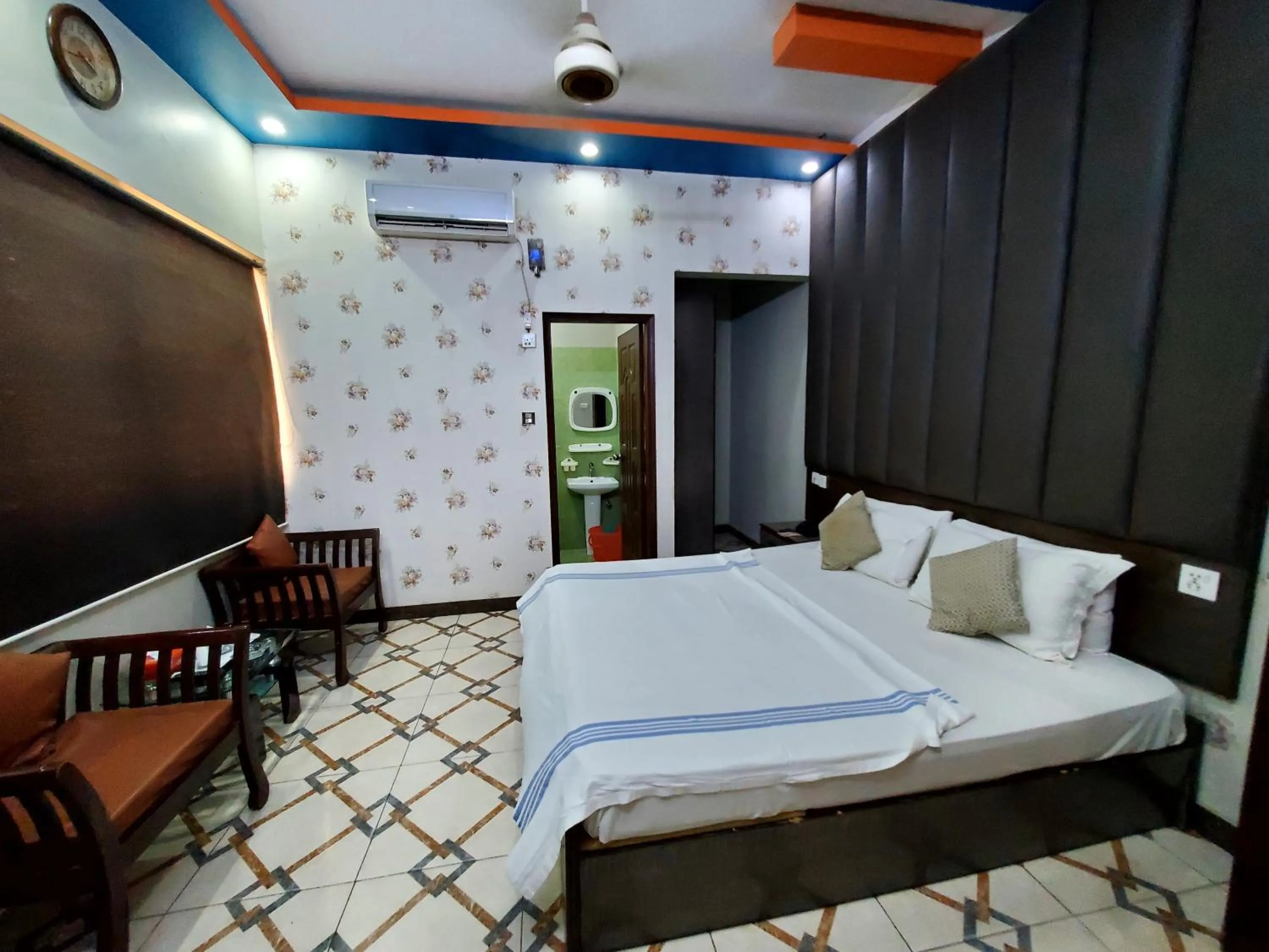 Bed in Diplomat Inn Hotel