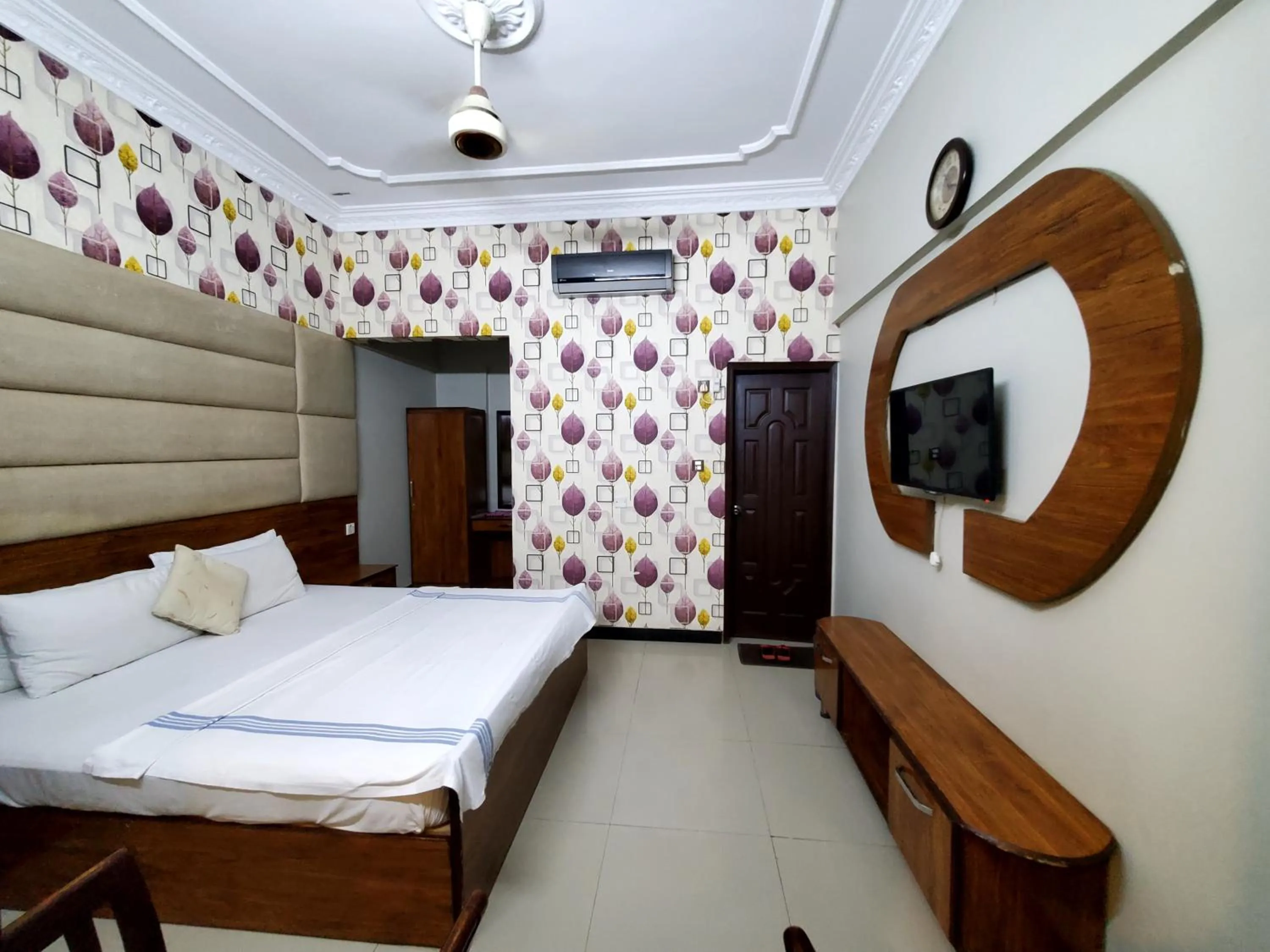 Bed in Diplomat Inn Hotel