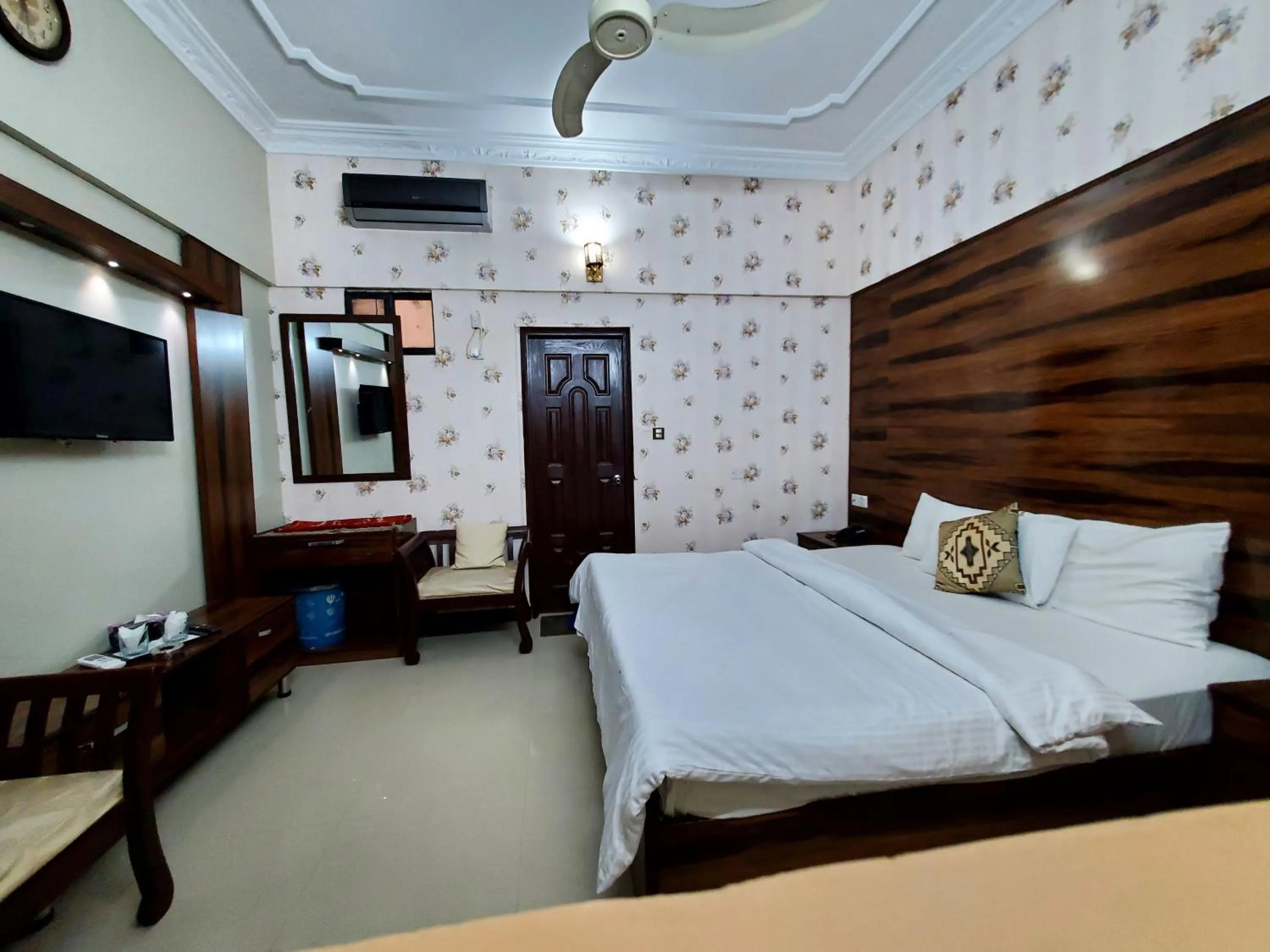 Bed in Diplomat Inn Hotel