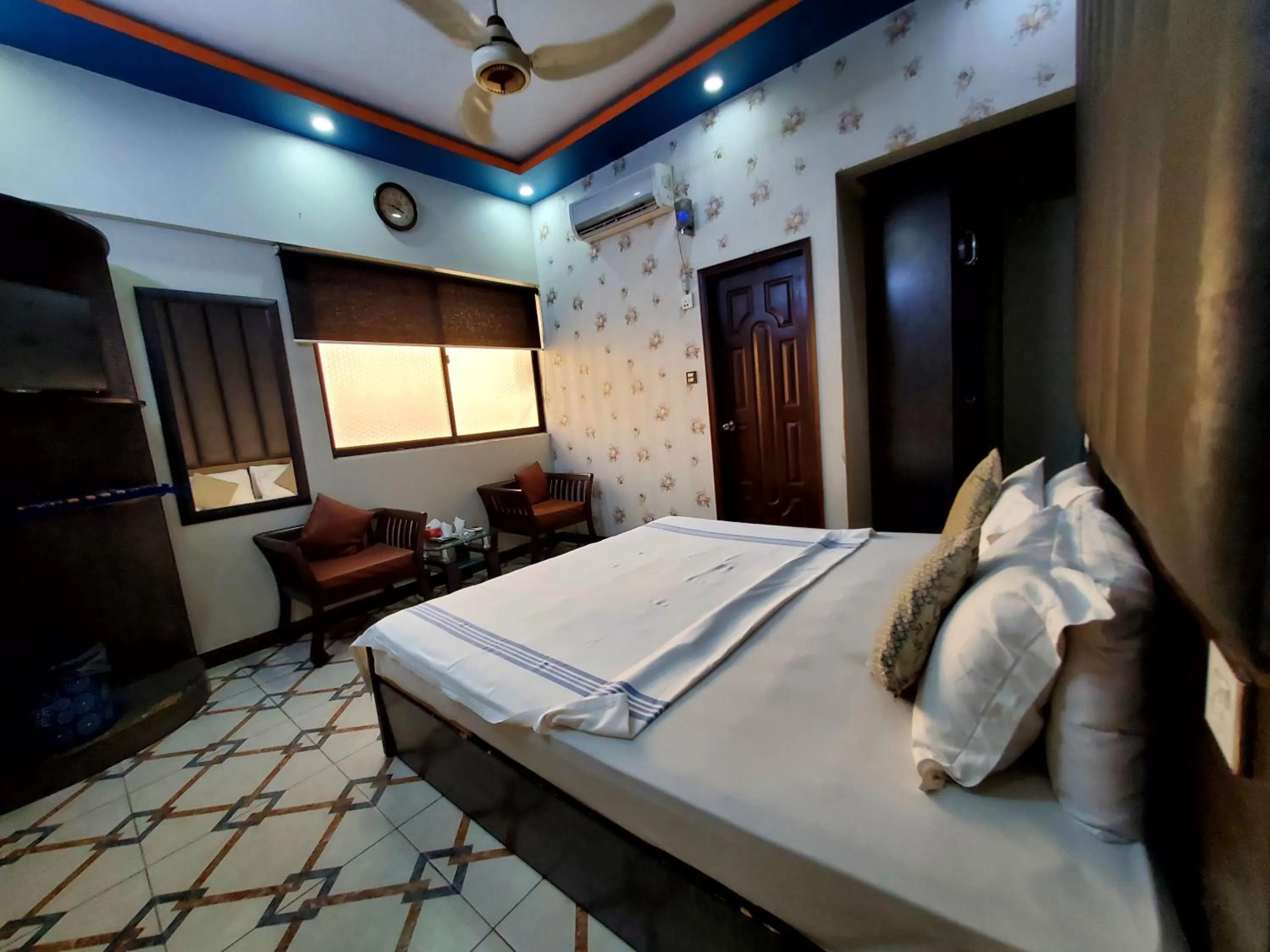 Bed in Diplomat Inn Hotel