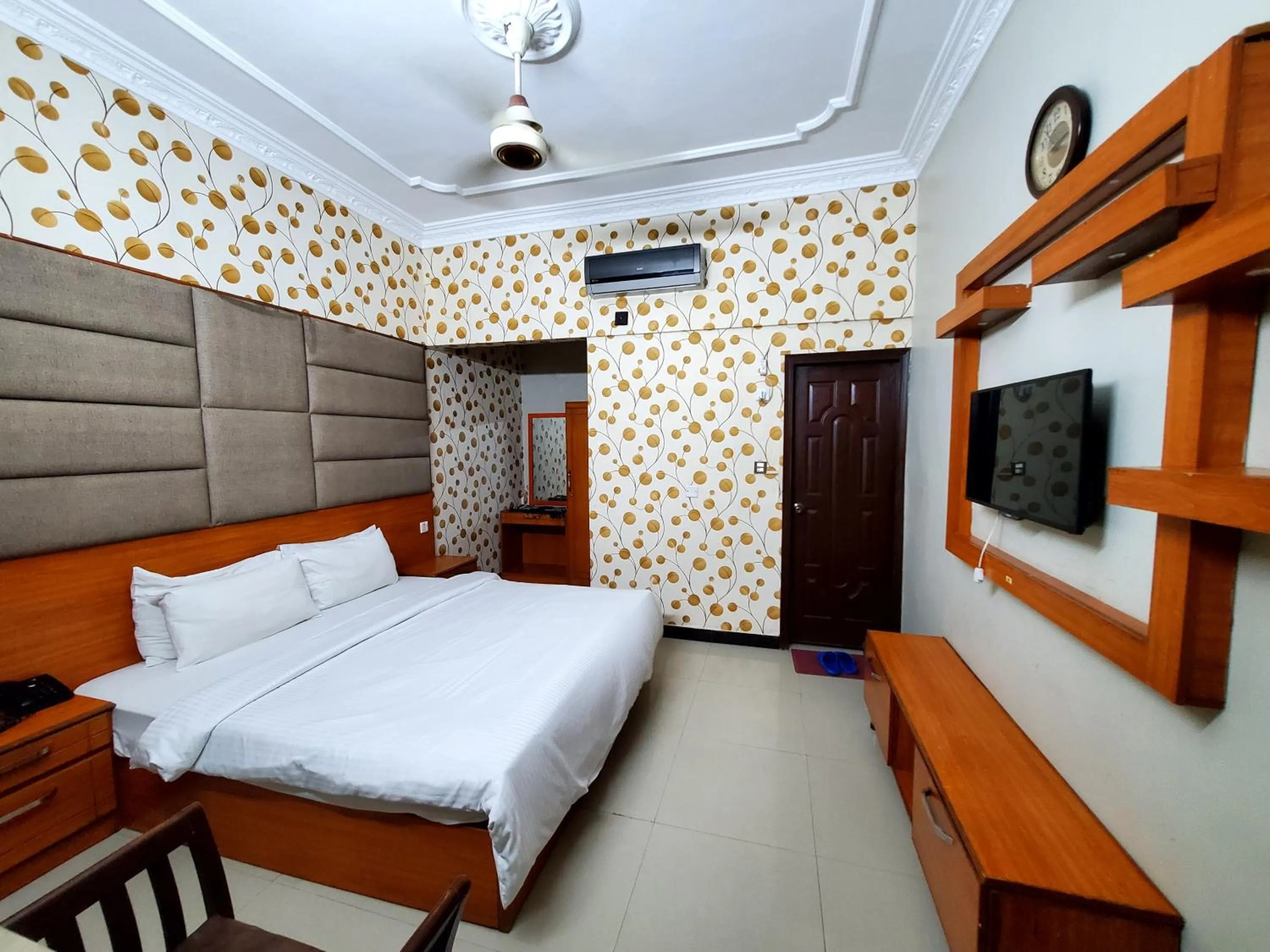 Bed in Diplomat Inn Hotel