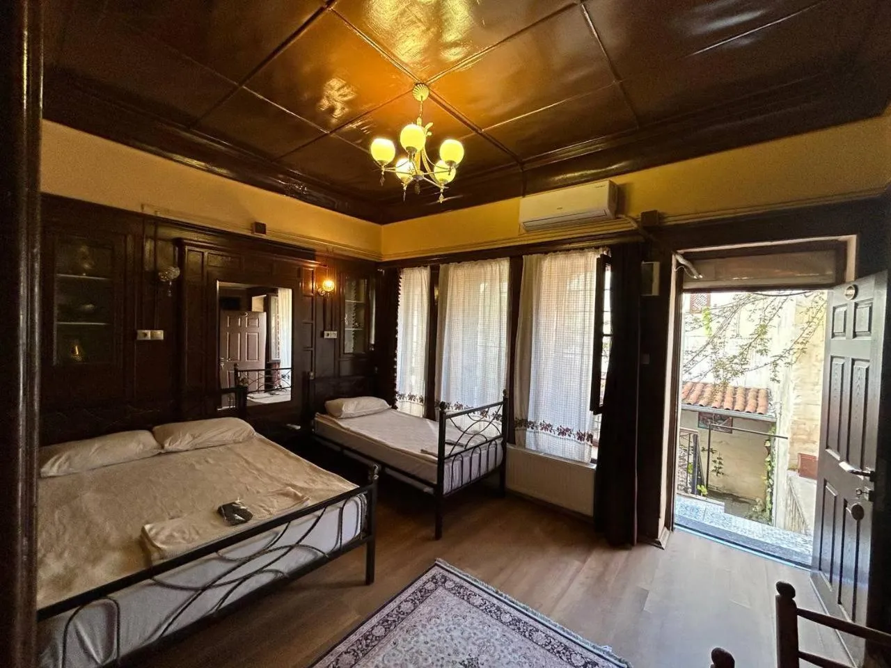 Photo of the whole room, Bed in Şirvani Konağı