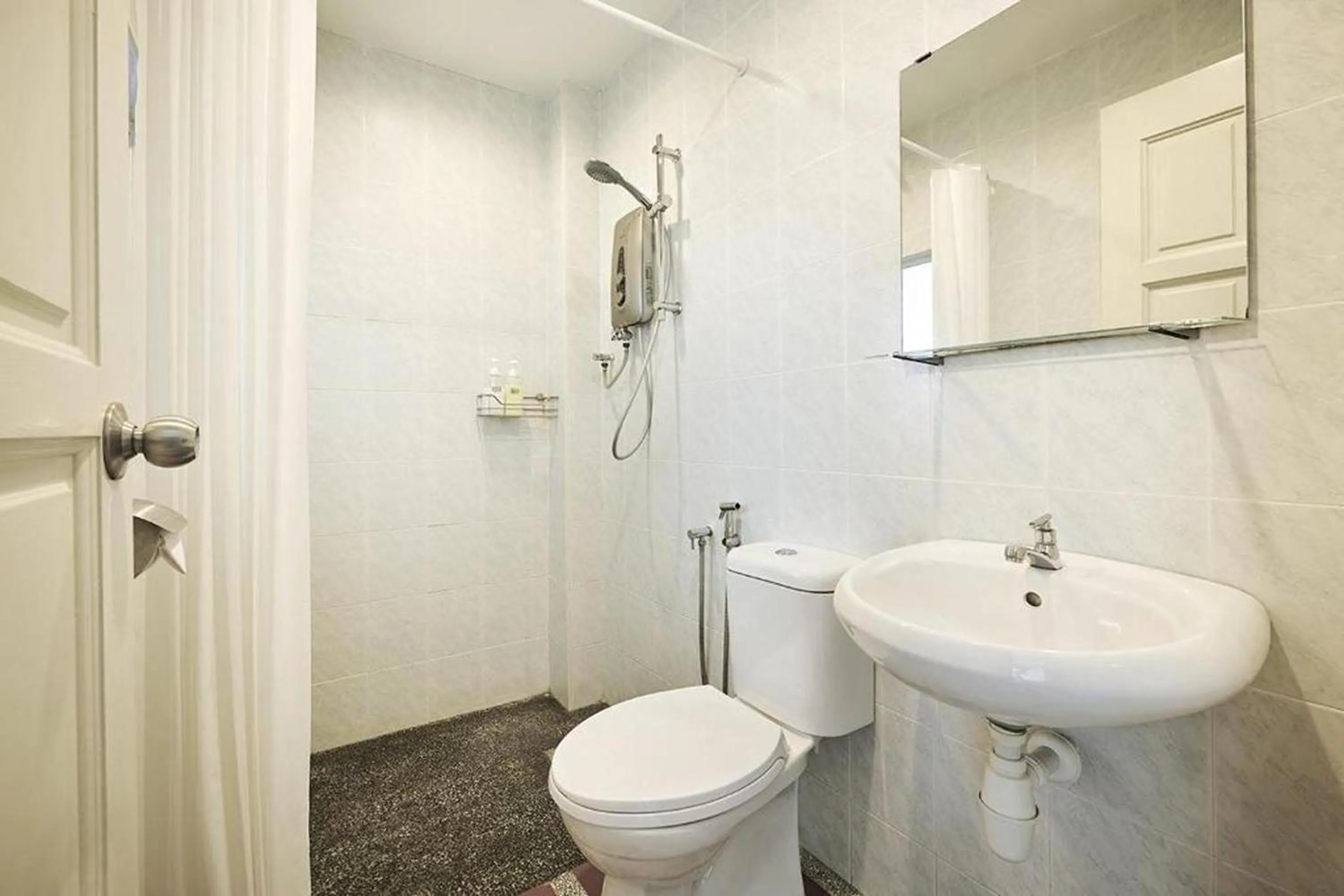 Bathroom in Sleepy Nomad Hostel