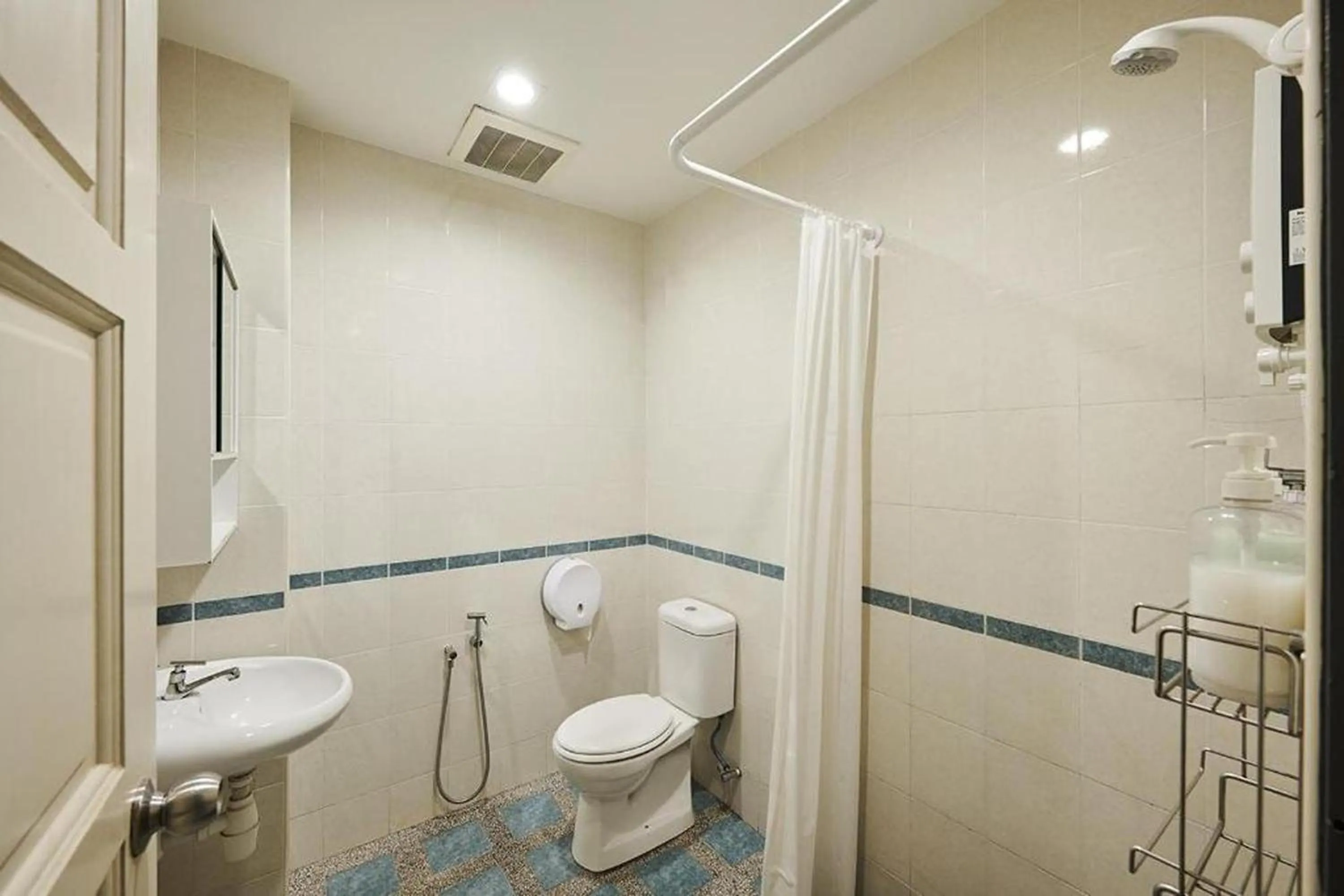 Bathroom in Sleepy Nomad Hostel