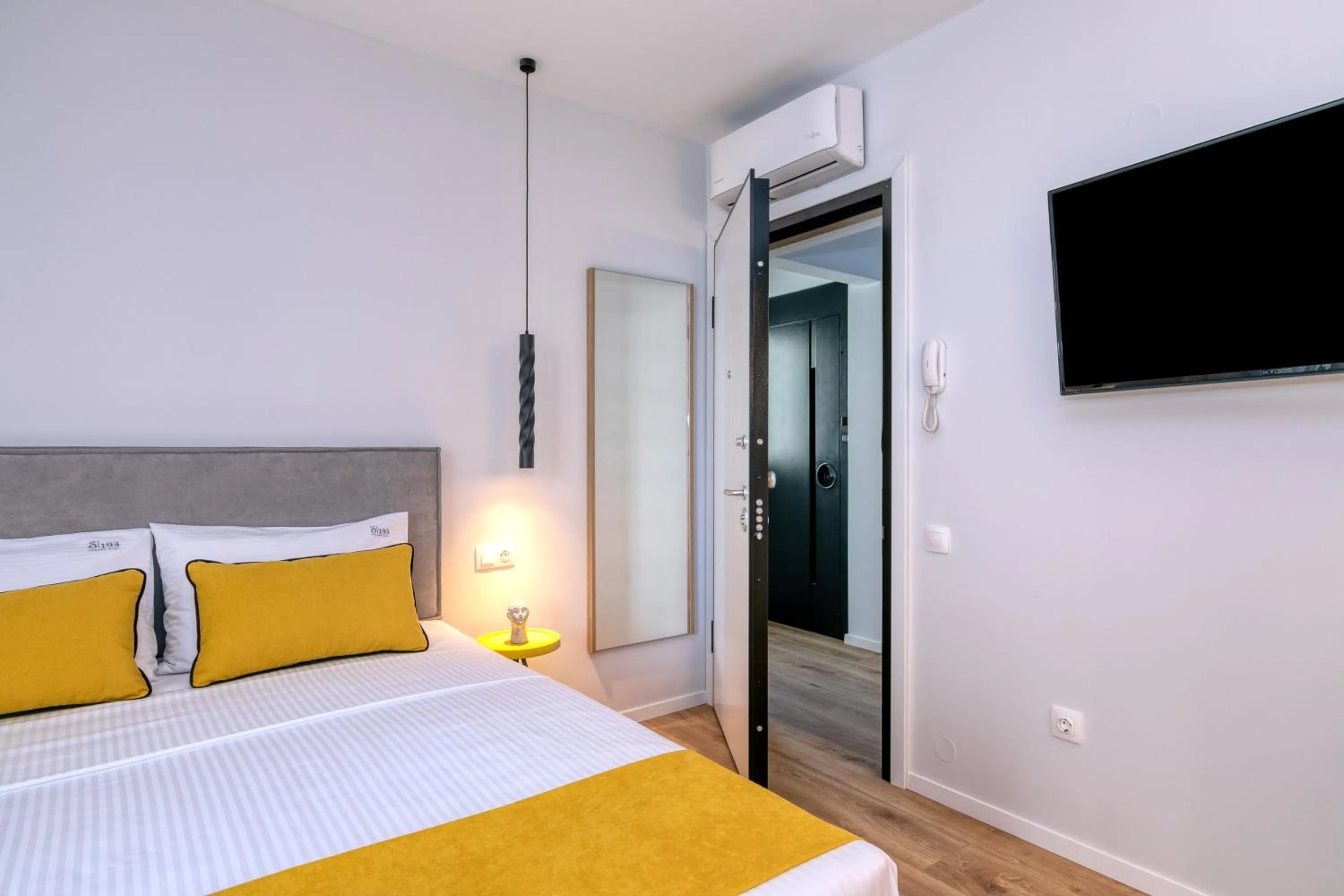 Photo of the whole room, Bed in δ193