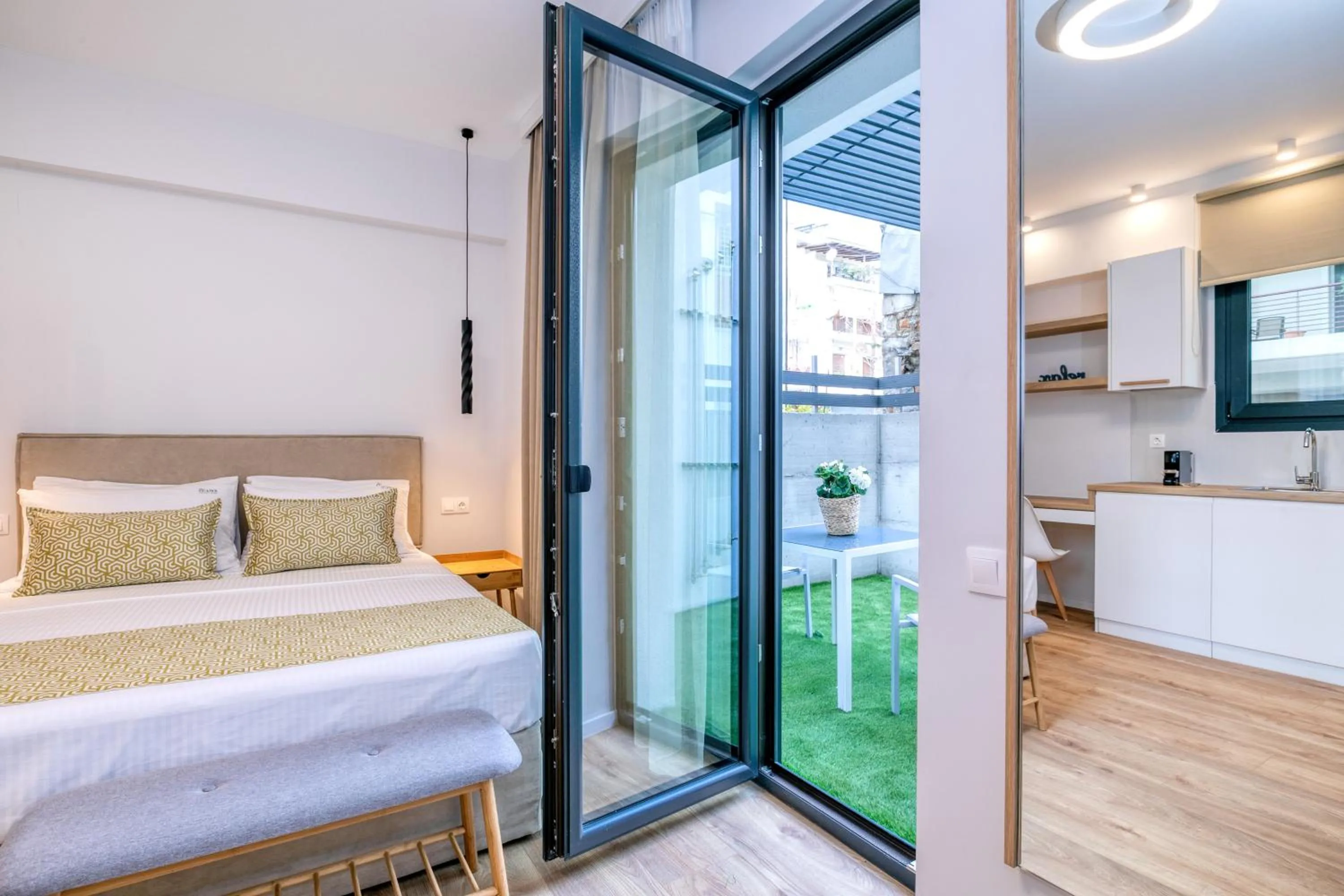 Photo of the whole room, Bed in δ193