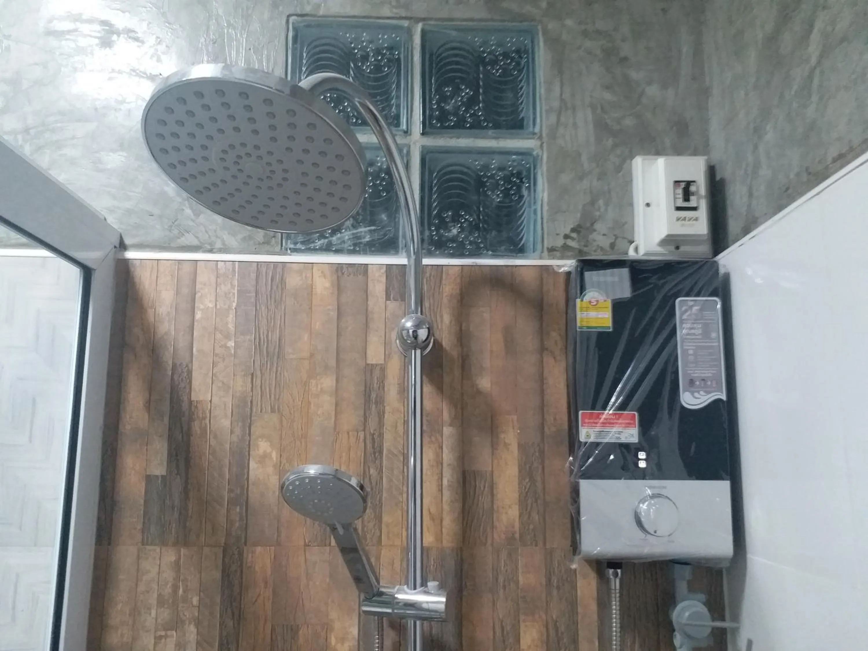 Shower in Pingpong Place
