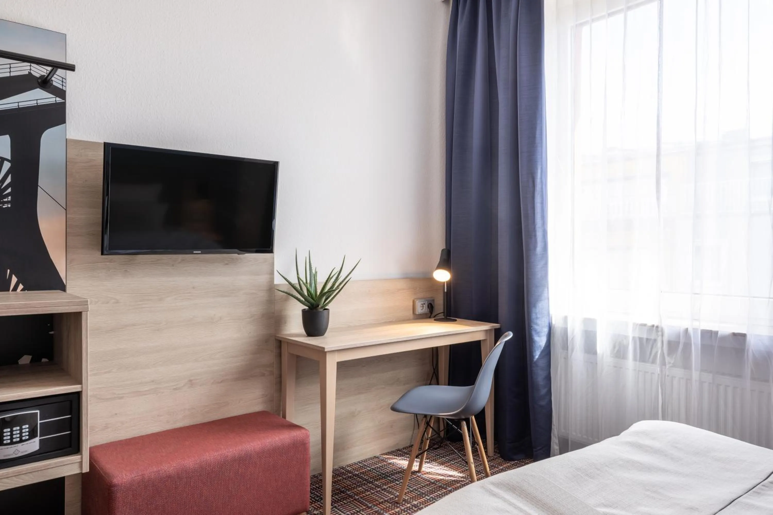 Photo of the whole room, Bed in Hotel Ambassador Essen