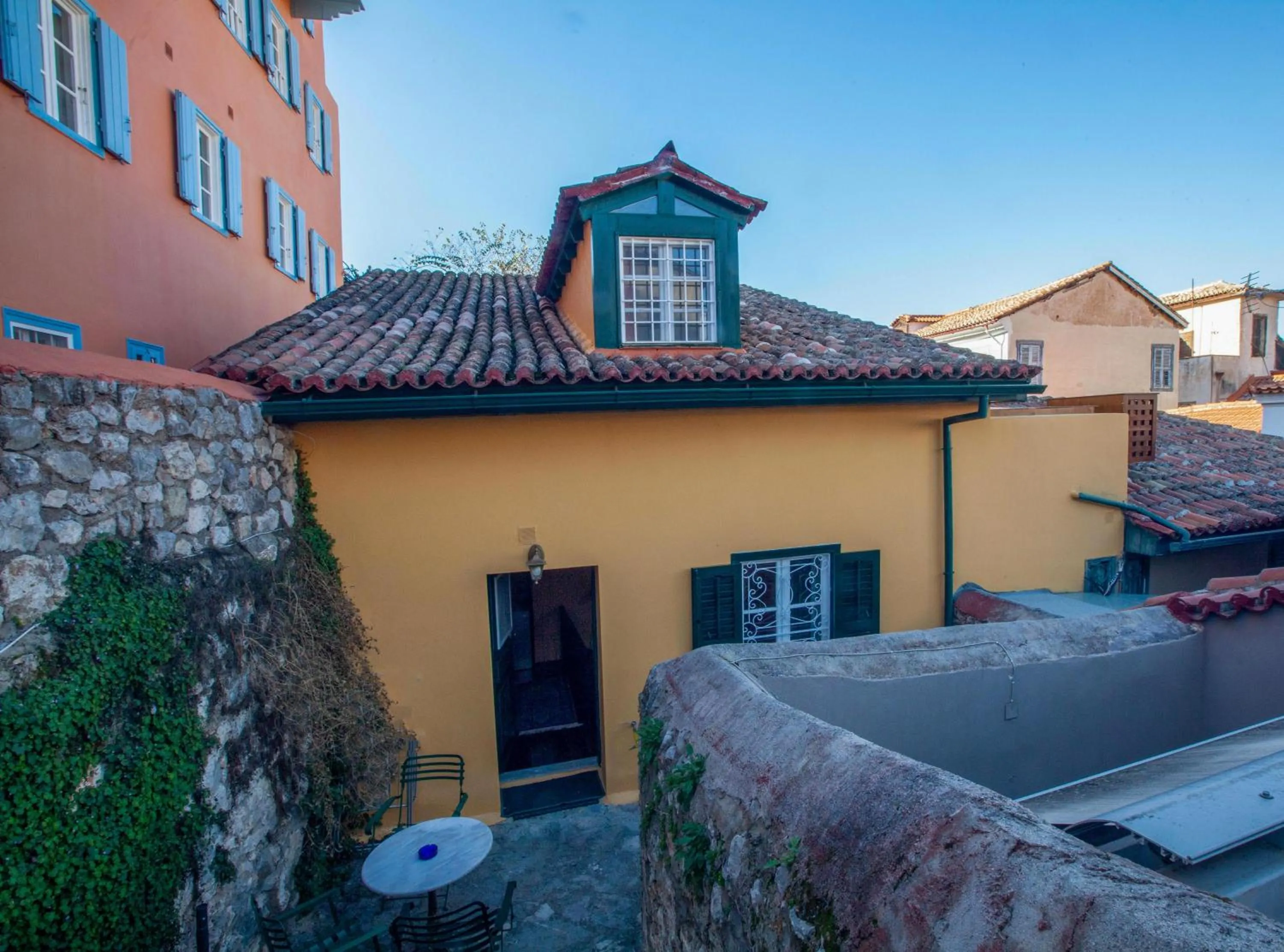 Property building in Byron Traditional Hotel