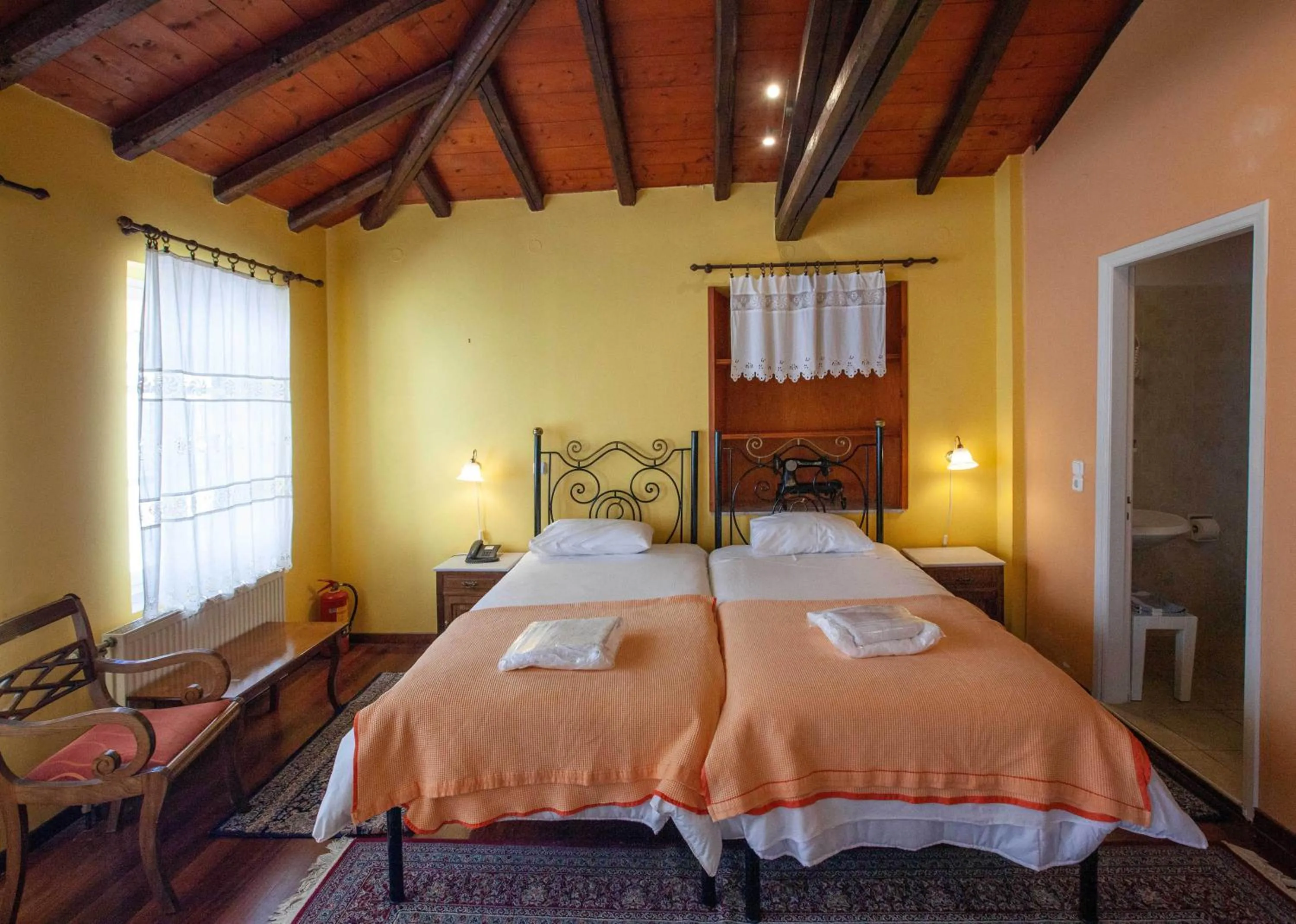 Photo of the whole room, Bed in Byron Traditional Hotel