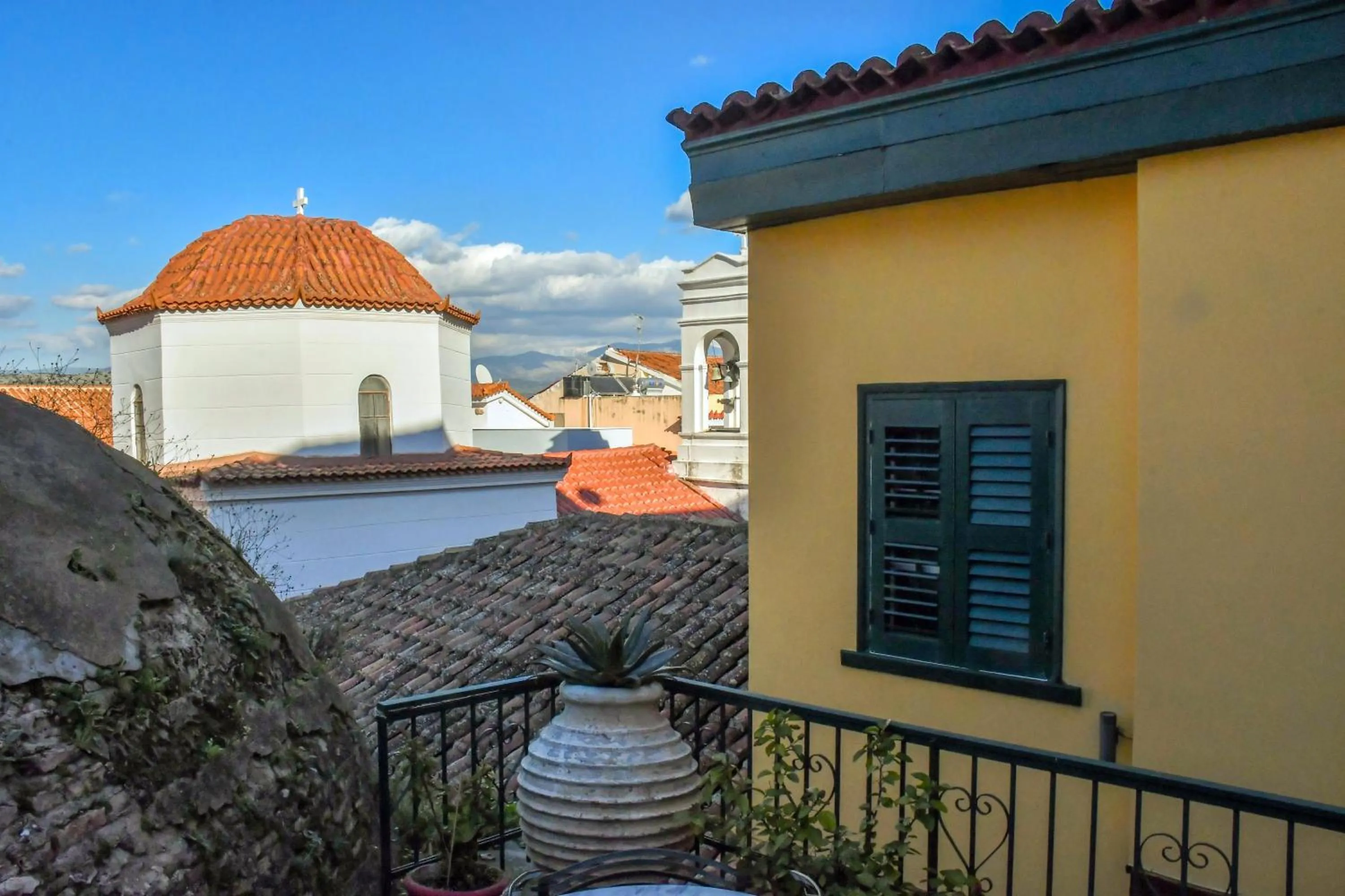 Property building in Byron Traditional Hotel