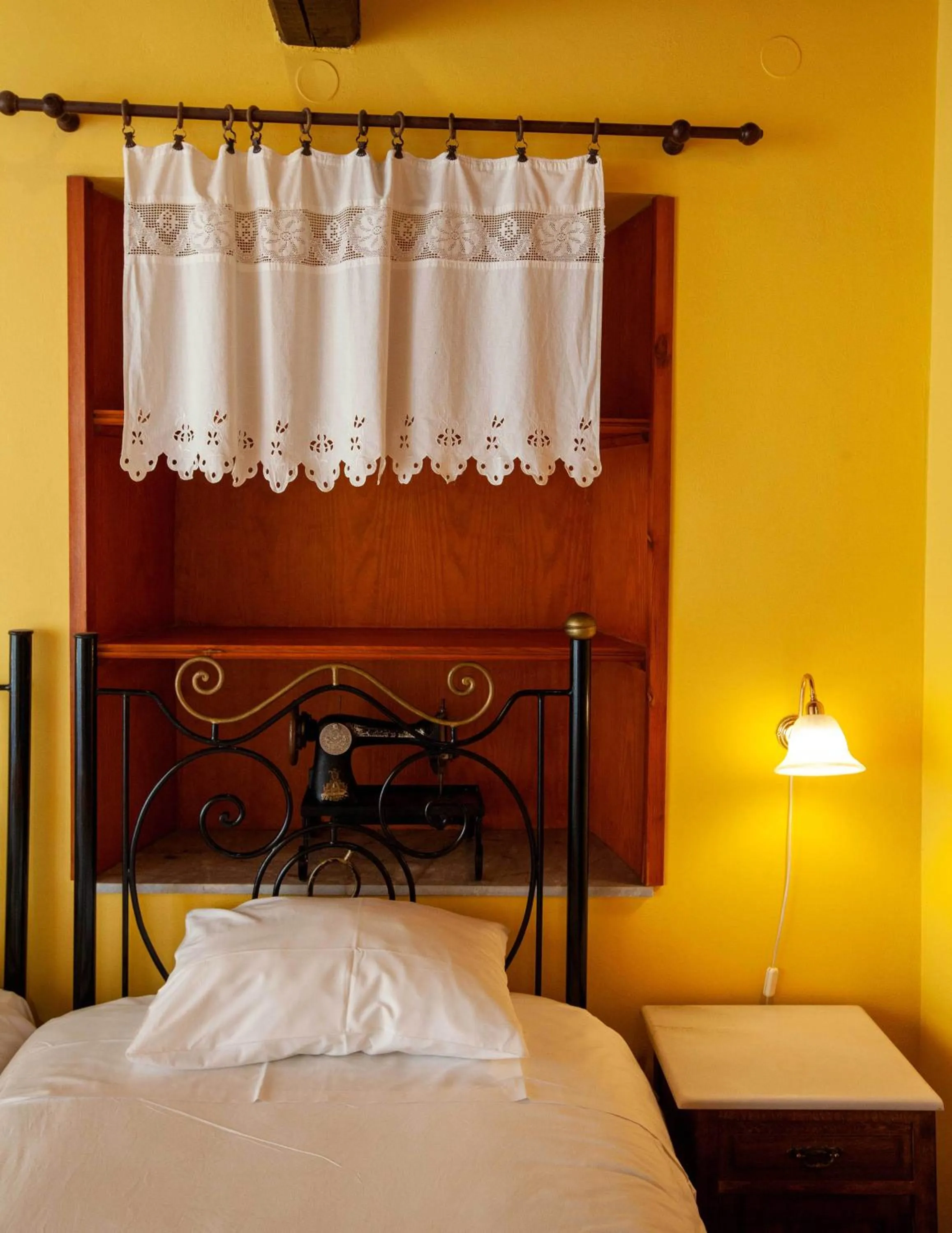 Photo of the whole room, Bed in Byron Traditional Hotel