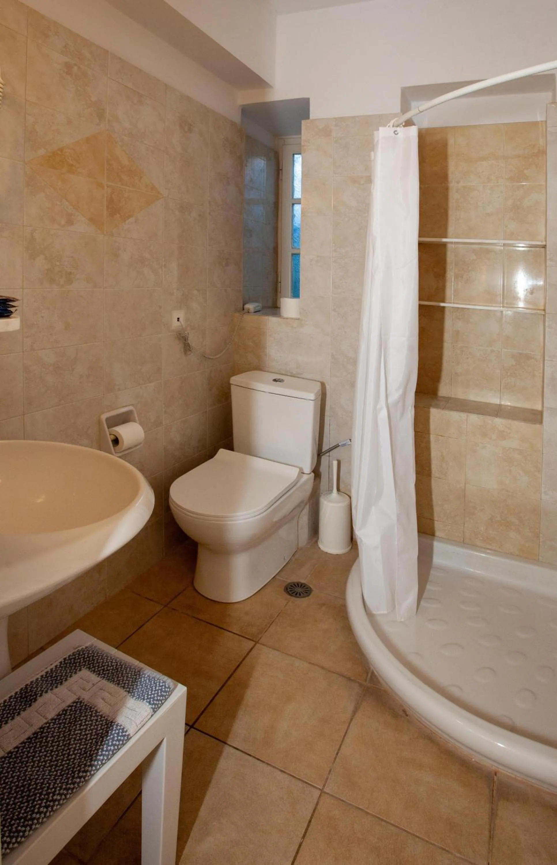 Shower in Byron Traditional Hotel