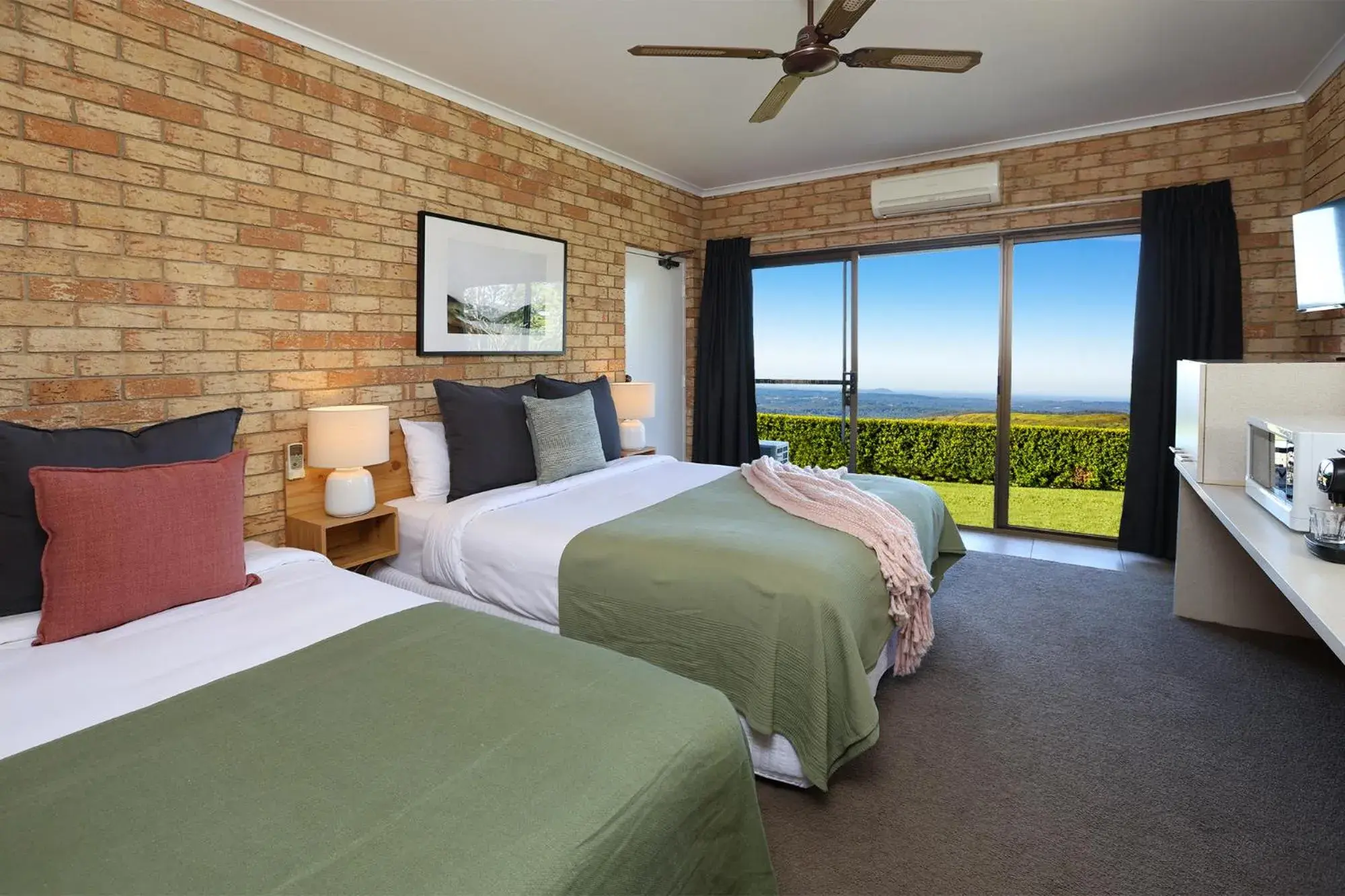 Twin Room with Mountain Views in Maleny Views Motel Twin Room with Mountain Views in Maleny Views Motel