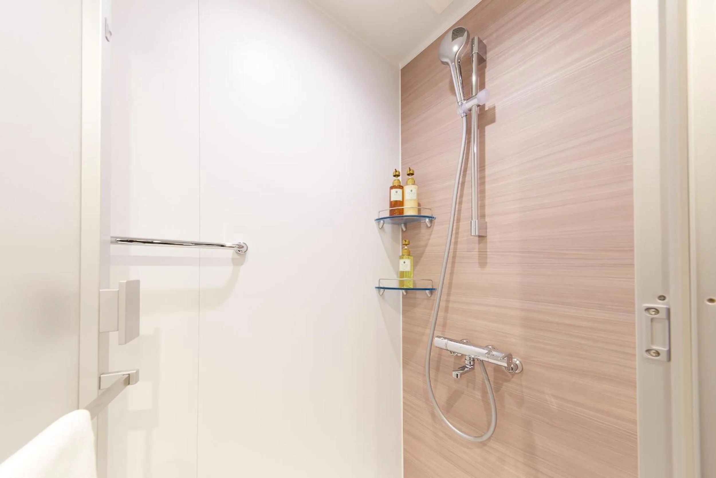 Shower in hotel MONday KYOTO MARUTAMACHI