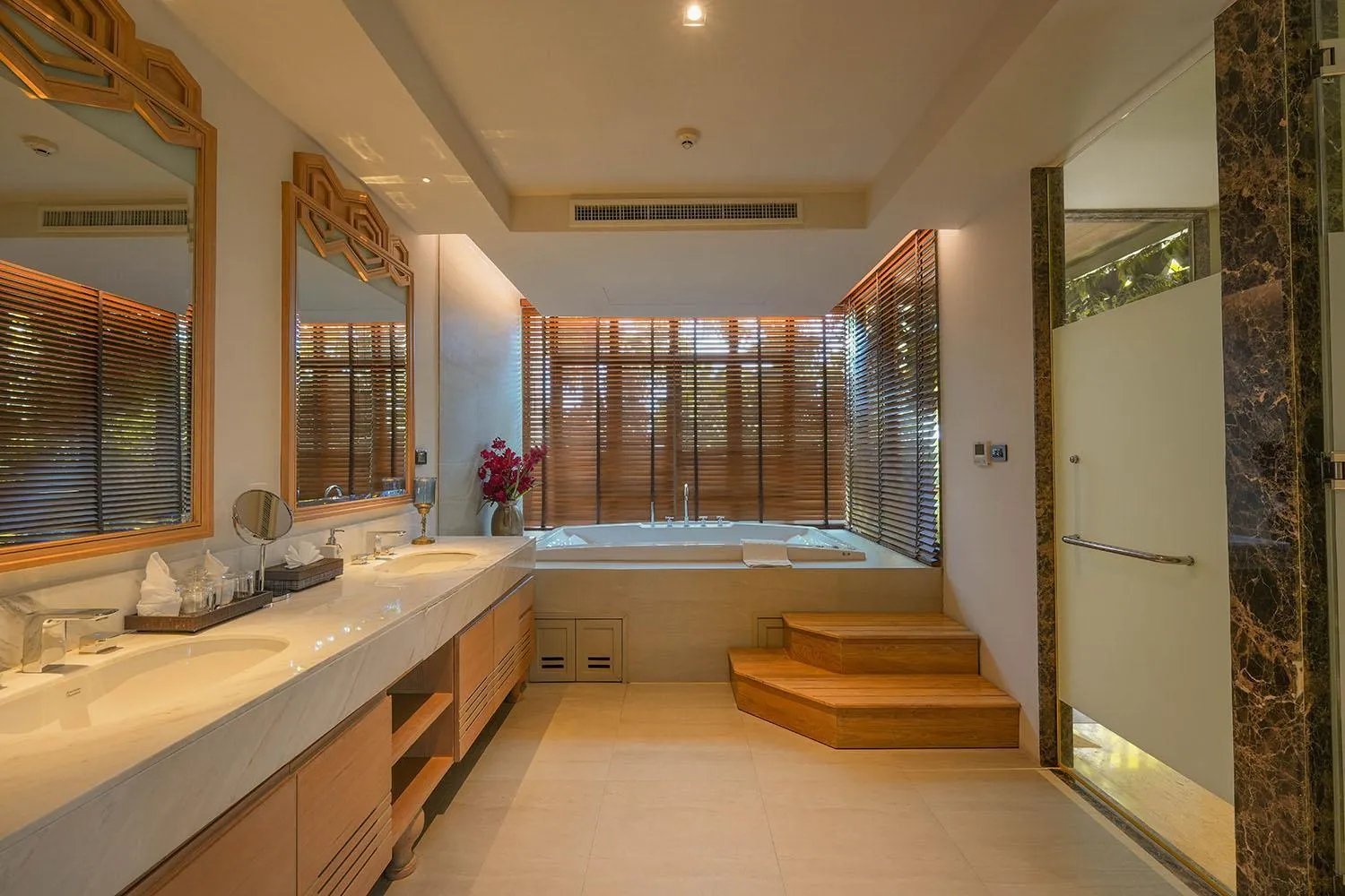 Bath in W1Bangkoknoi Hotel