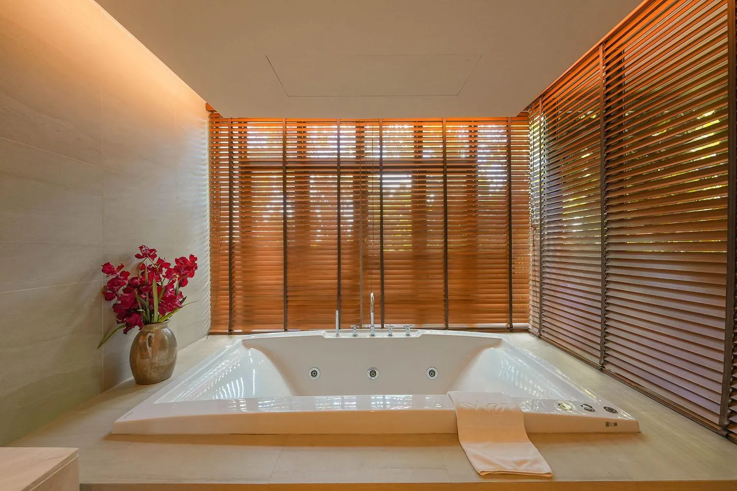 Bath in W1Bangkoknoi Hotel