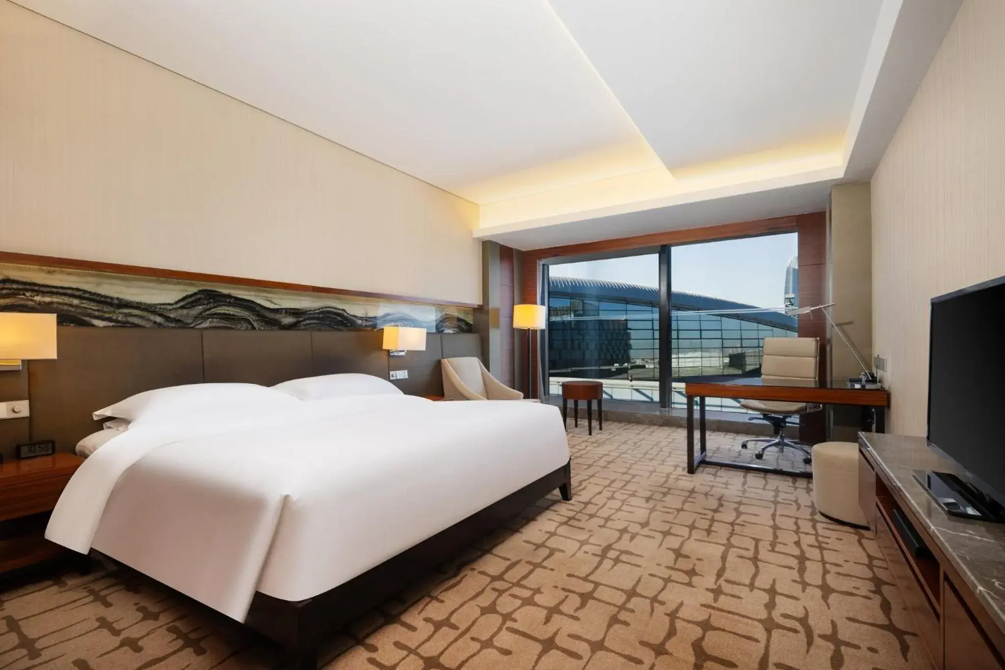 Classic King Room in Intercontinental Jinan City Center by IHG Classic King Room in Intercontinental Jinan City Center by IHG