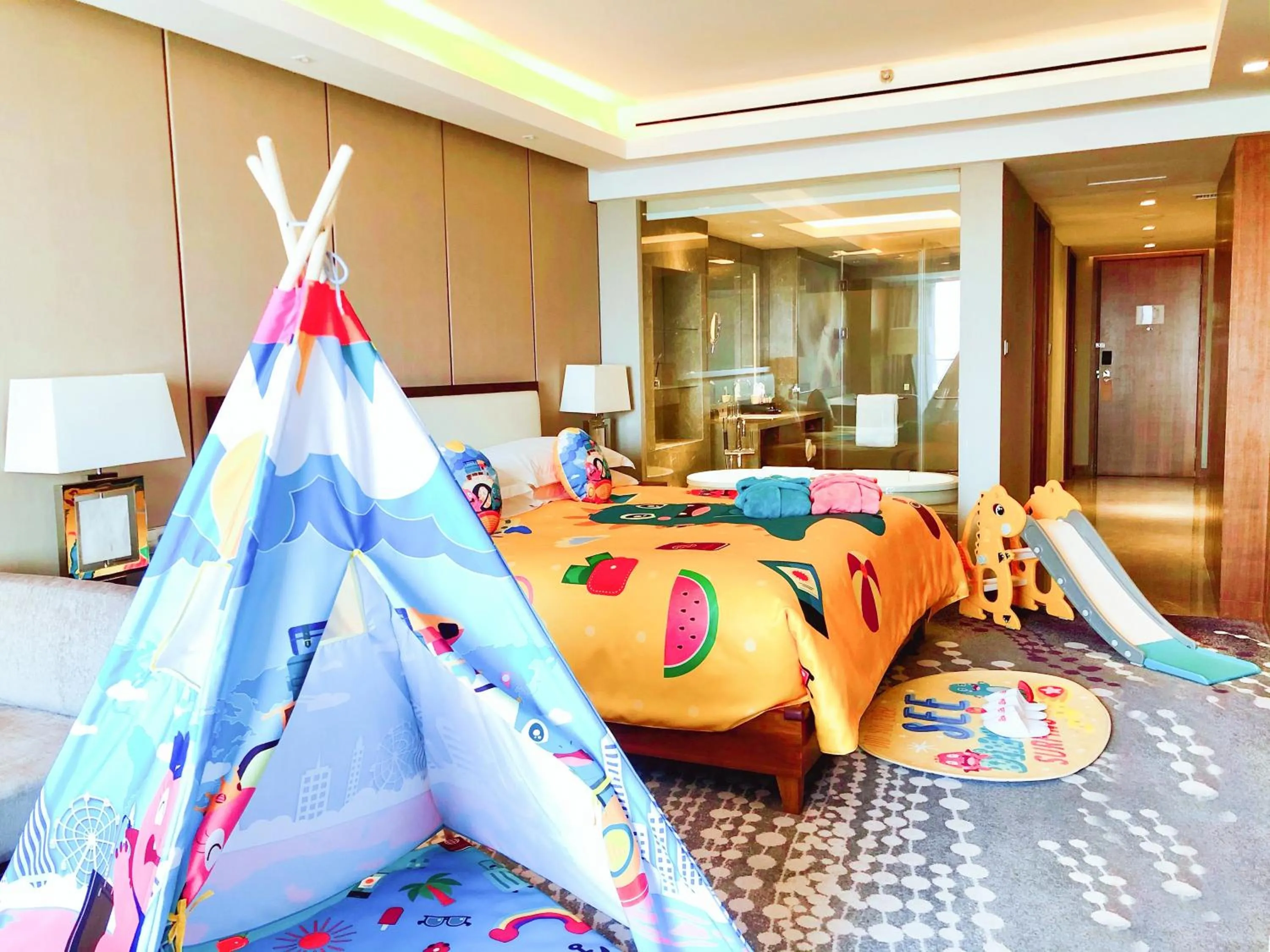 Living room, Bed in Intercontinental Jinan City Center by IHG