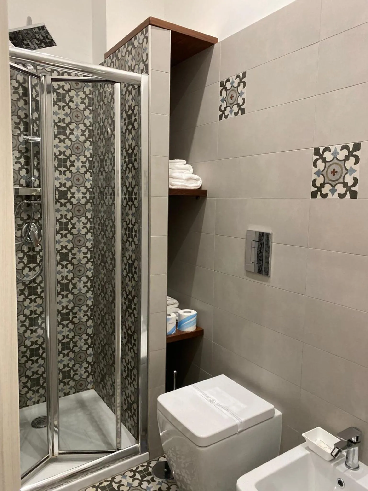 Shower in Toledo Point