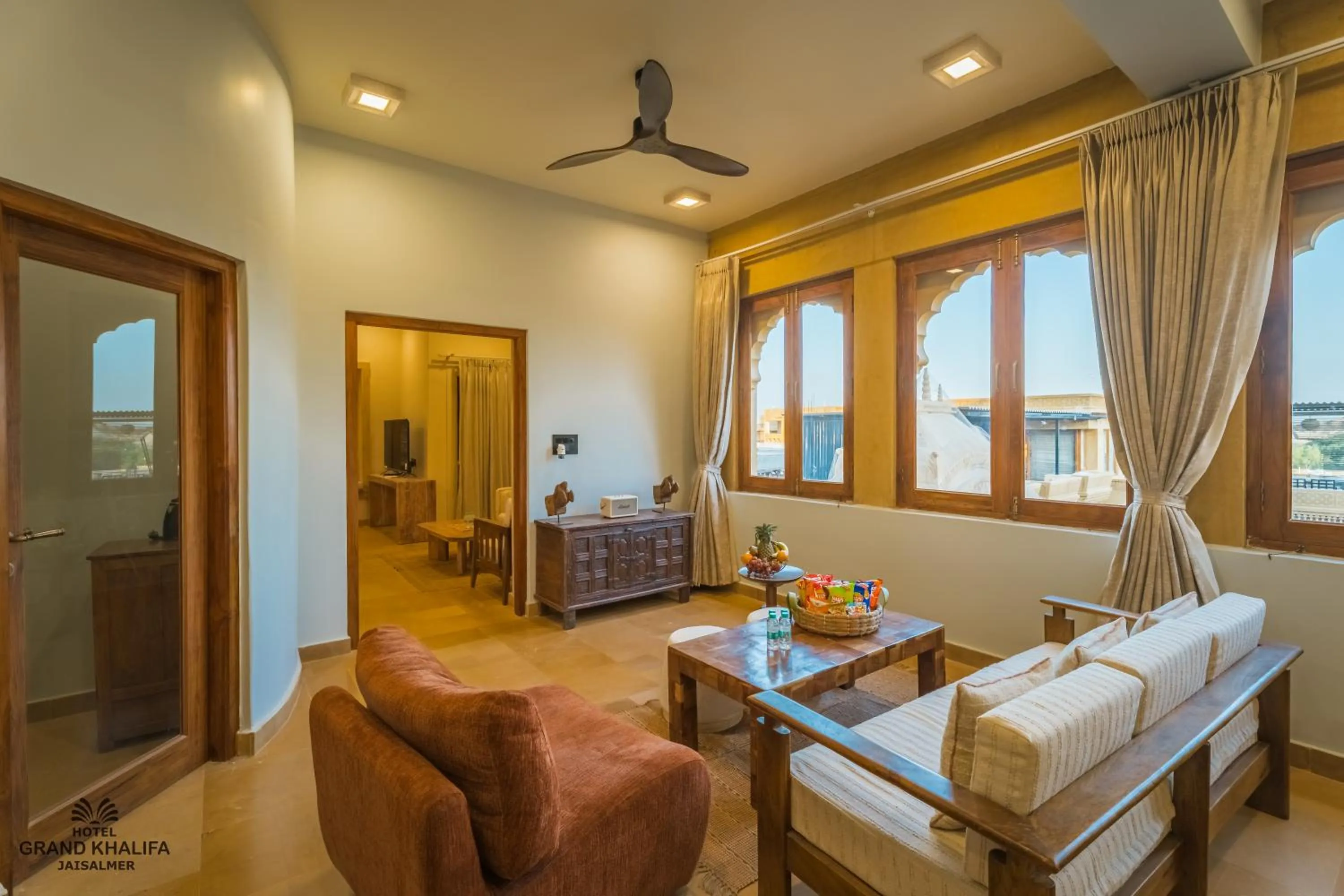 Dining area, Bed in Hotel Grand Khalifa