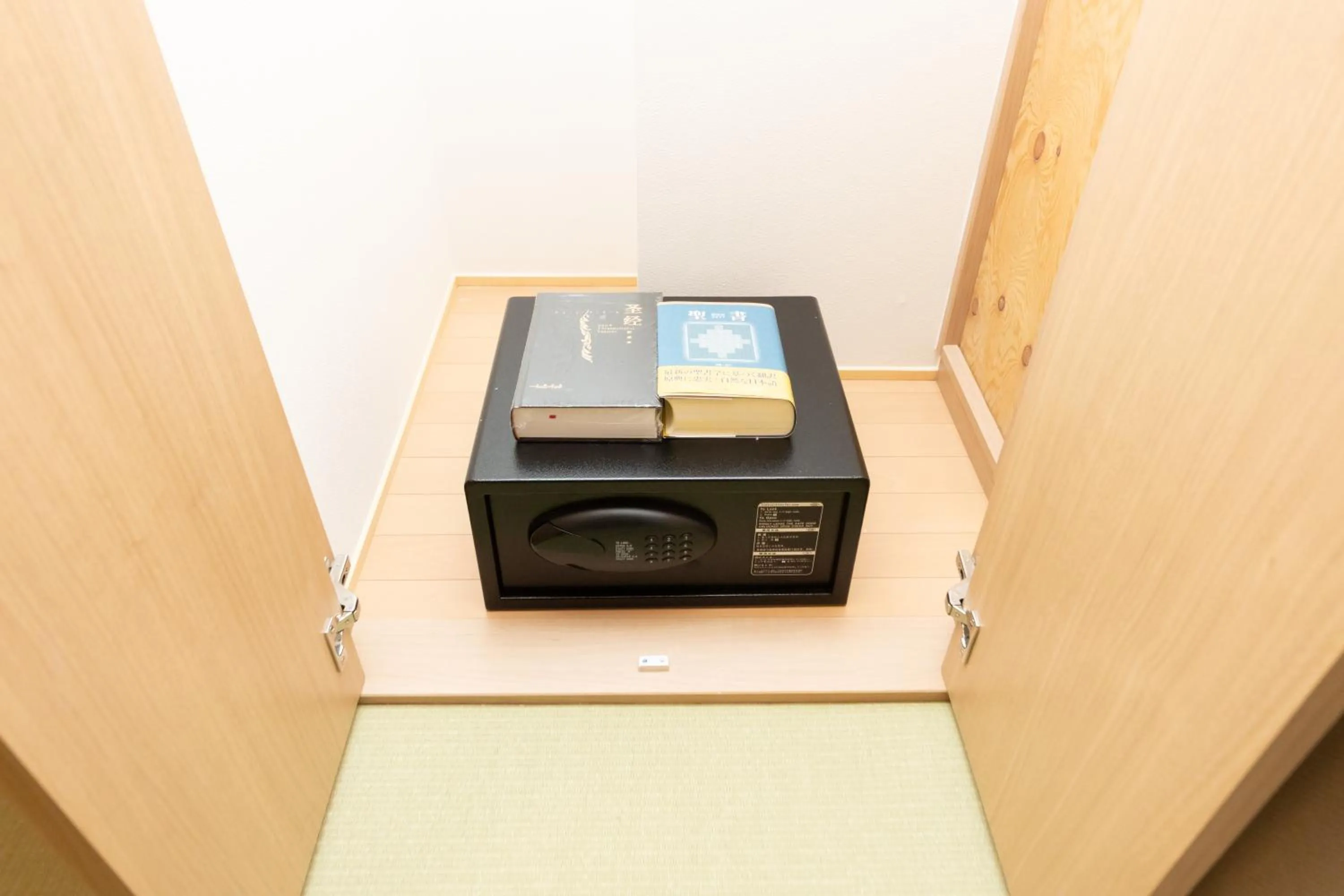 safe in 灯光旅館 Light hotel