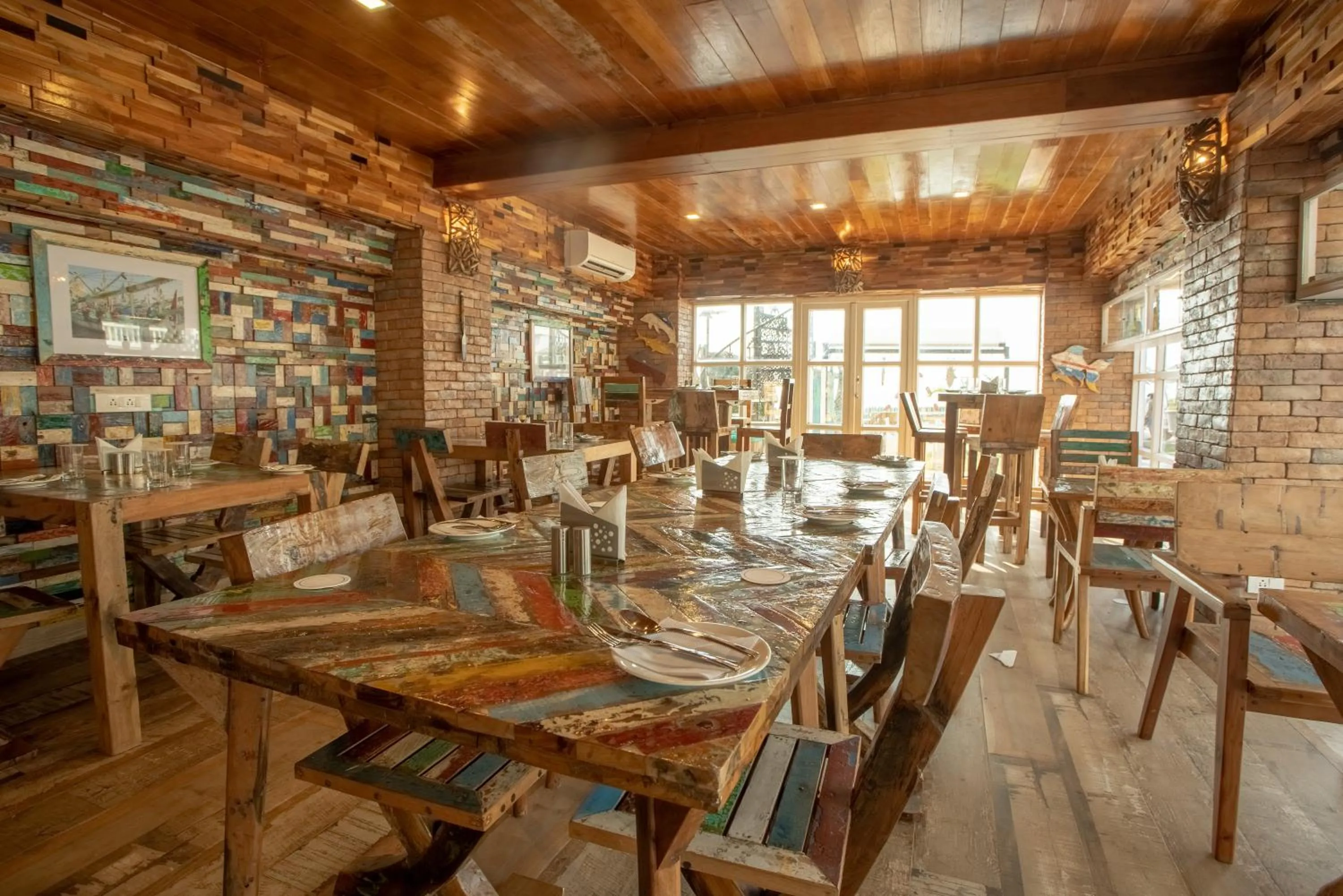 Restaurant/places to eat in State Beach Resort And Spa