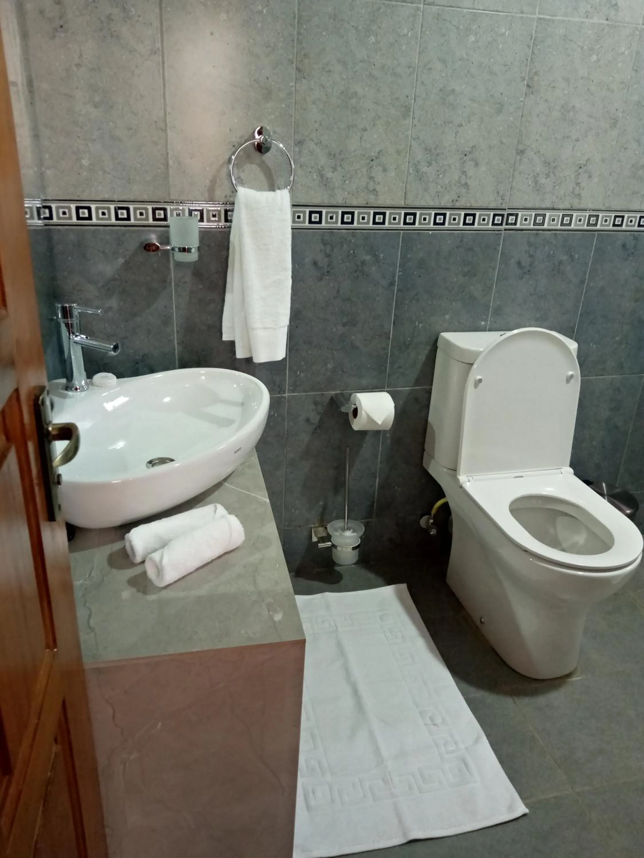 Shower in Esiankiki Resort & Spa - Nanyuki