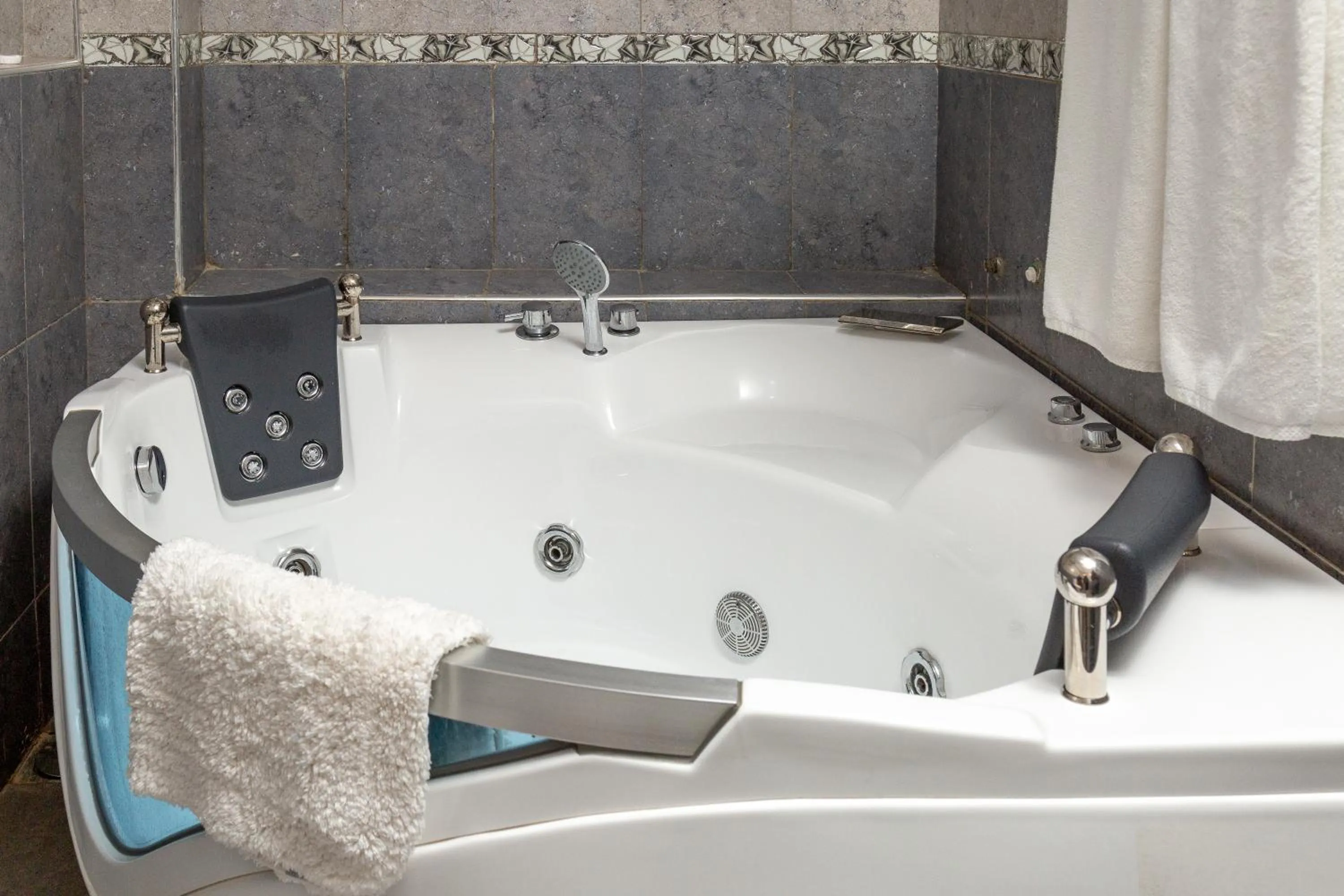 Hot Tub in Esiankiki Resort & Spa - Nanyuki