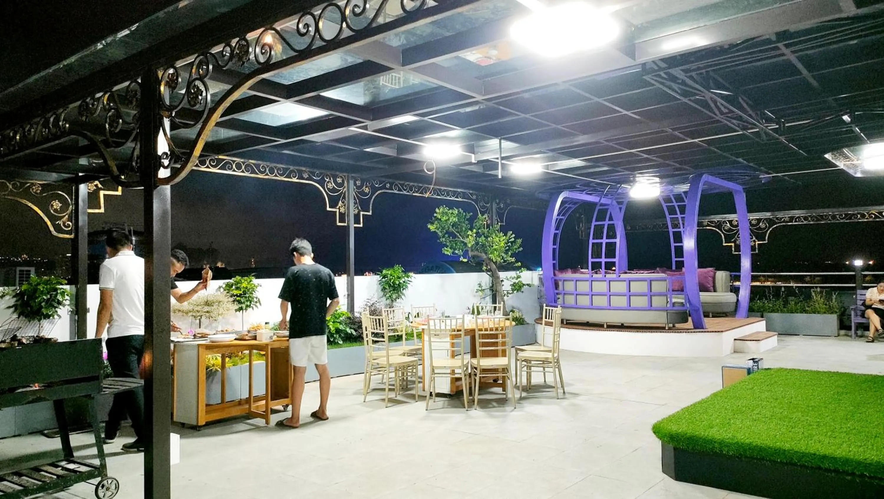 Restaurant/places to eat in Halong Lavender Hotel