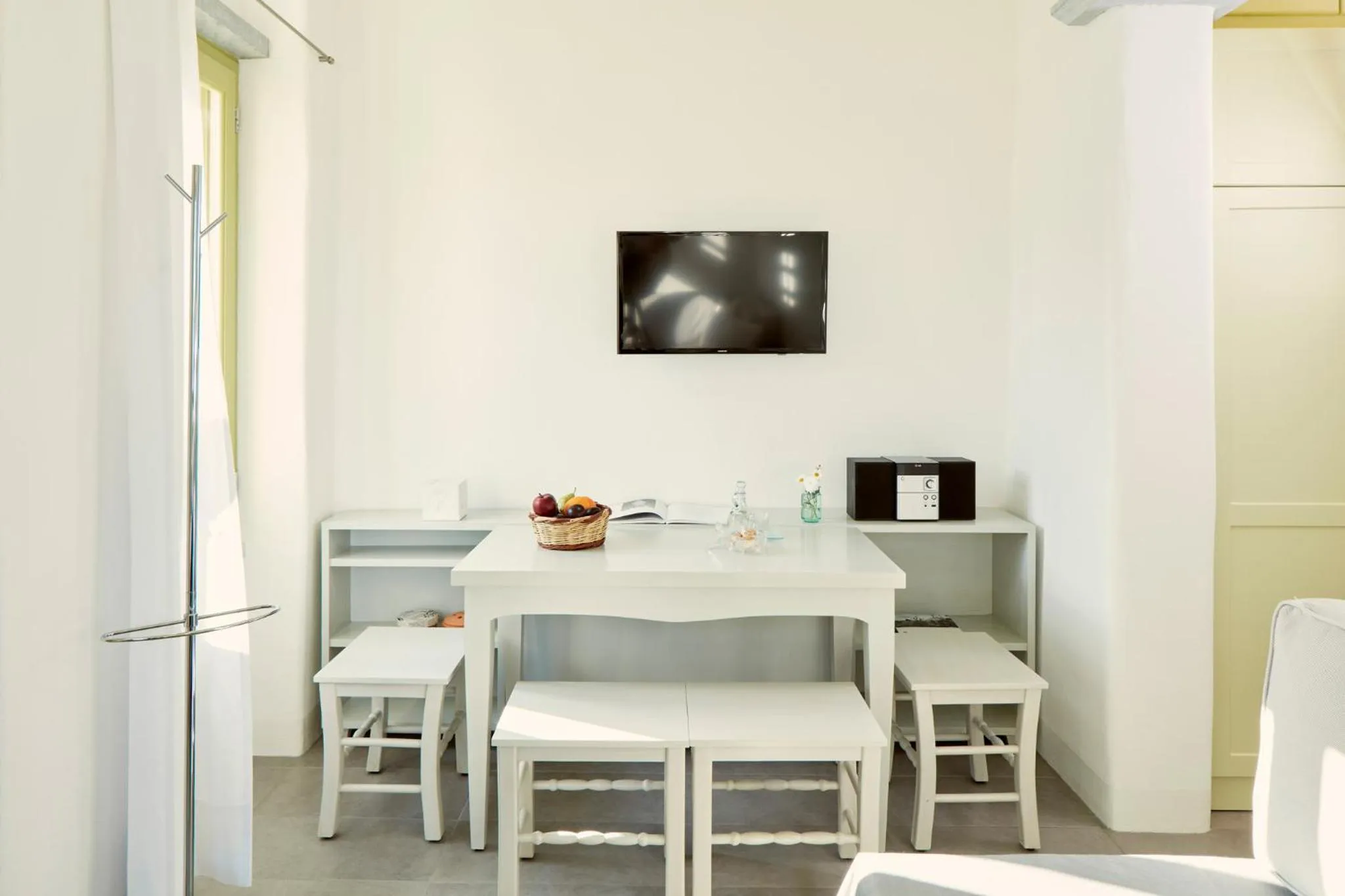 TV and multimedia in Crossroads Inn Traditional Lodging