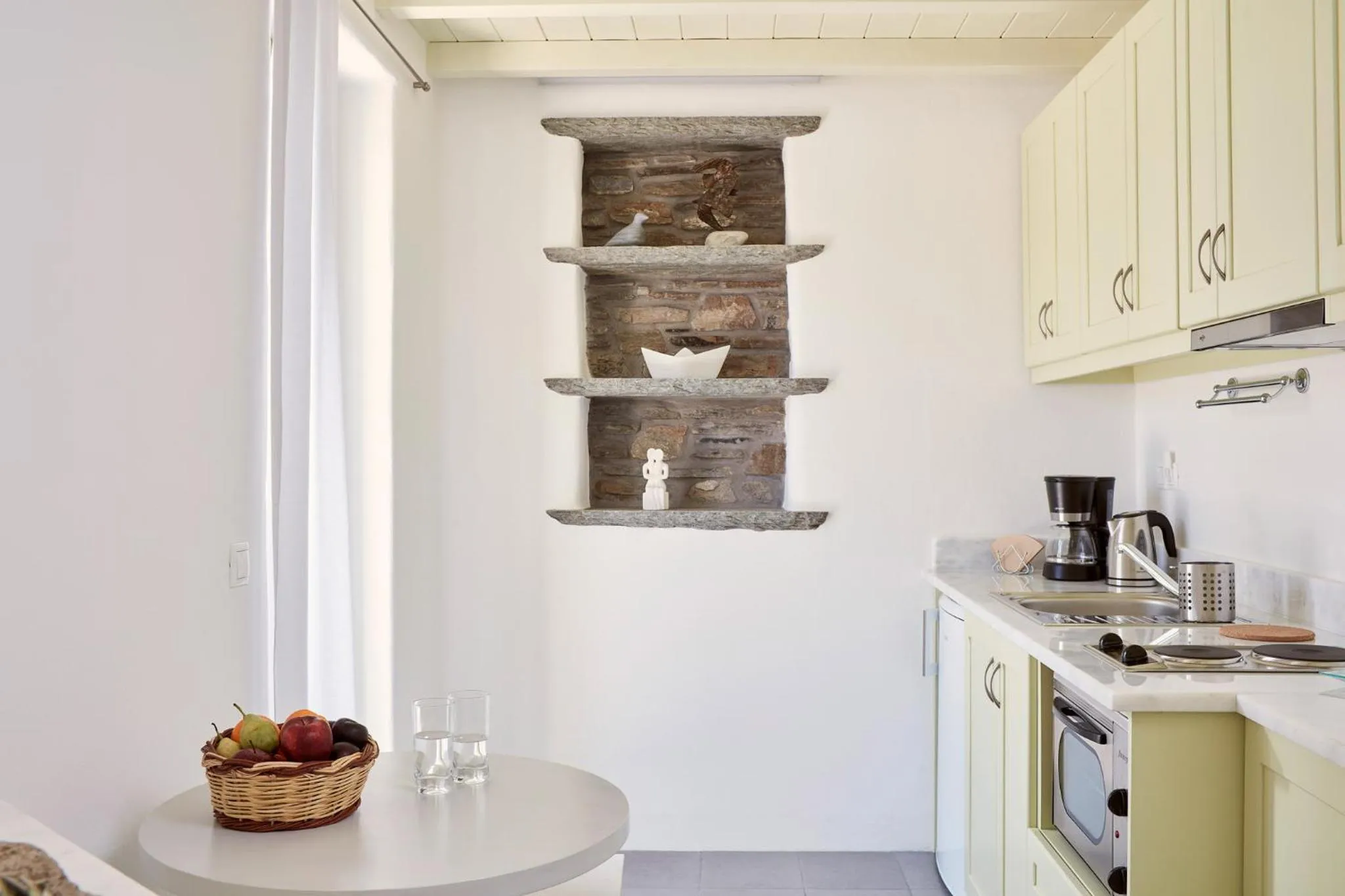 Coffee/tea facilities in Crossroads Inn Traditional Lodging