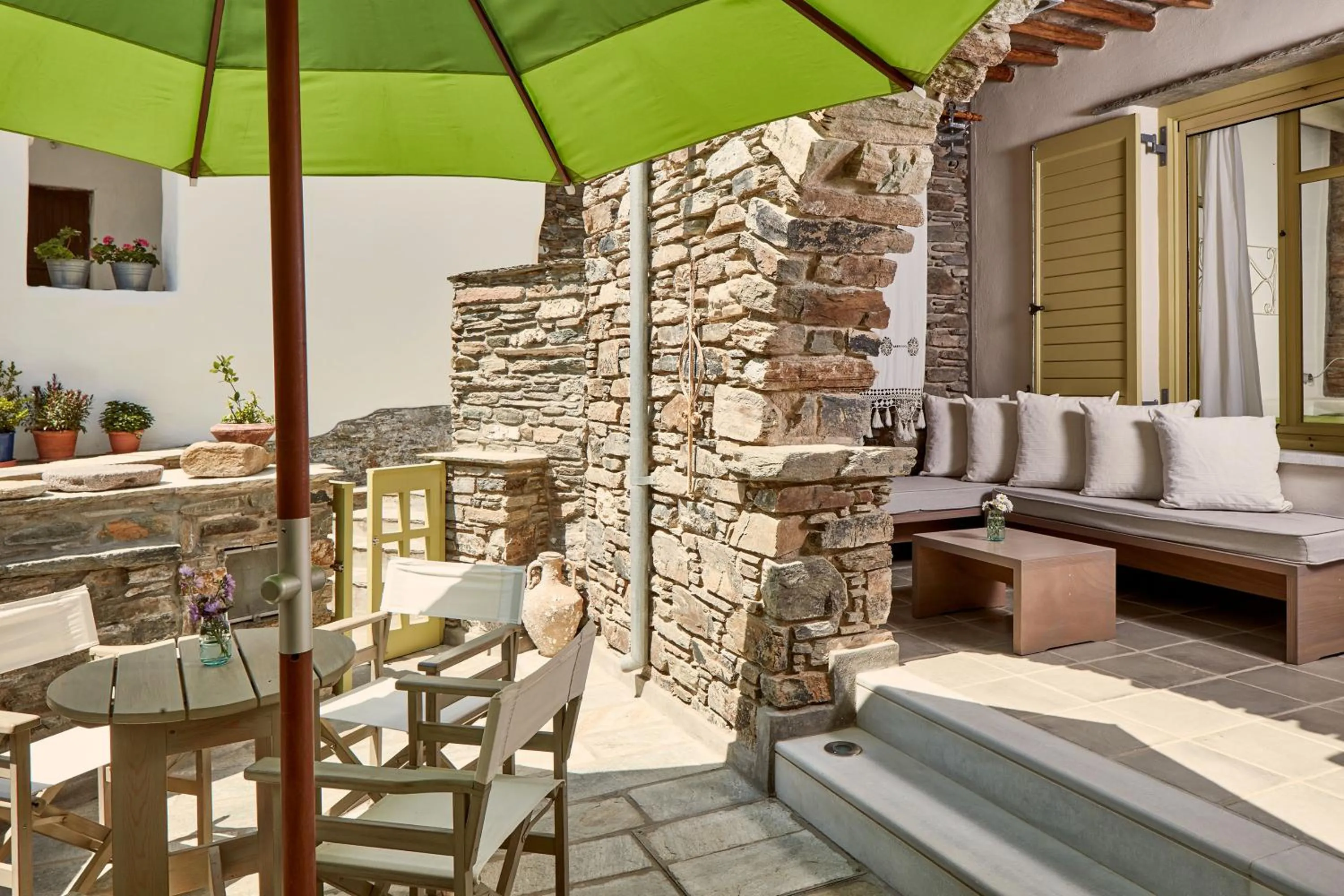 Inner courtyard view in Crossroads Inn Traditional Lodging