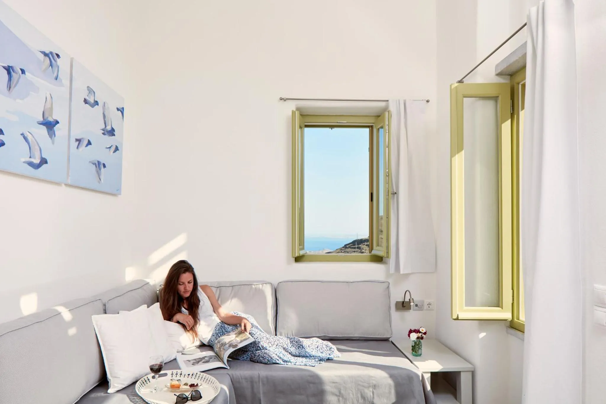 Living room, Bed in Crossroads Inn Traditional Lodging