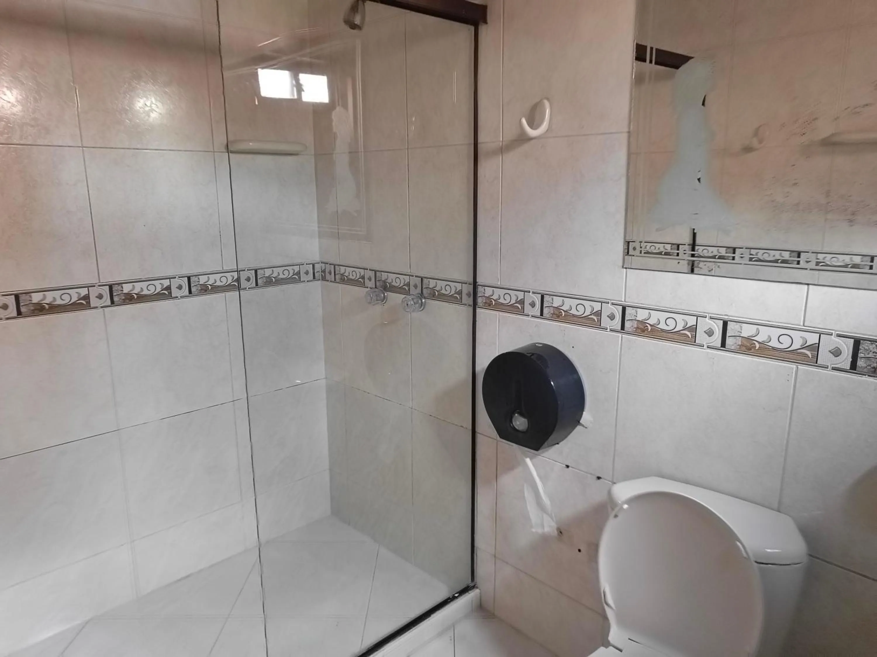 Shower in Hotel Brisas MEDELLIN
