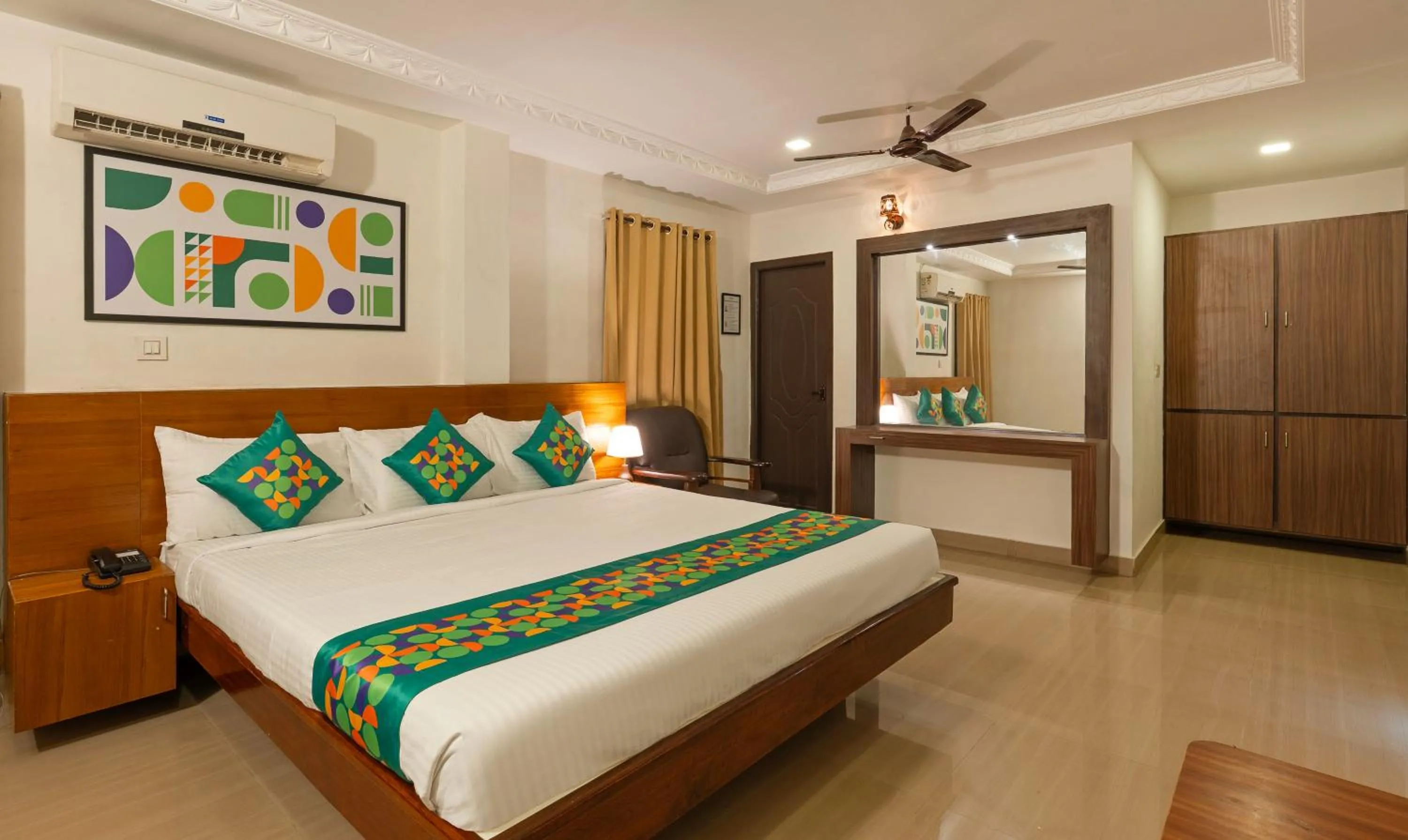 Bedroom, Bed in Hotel Golden Bliss