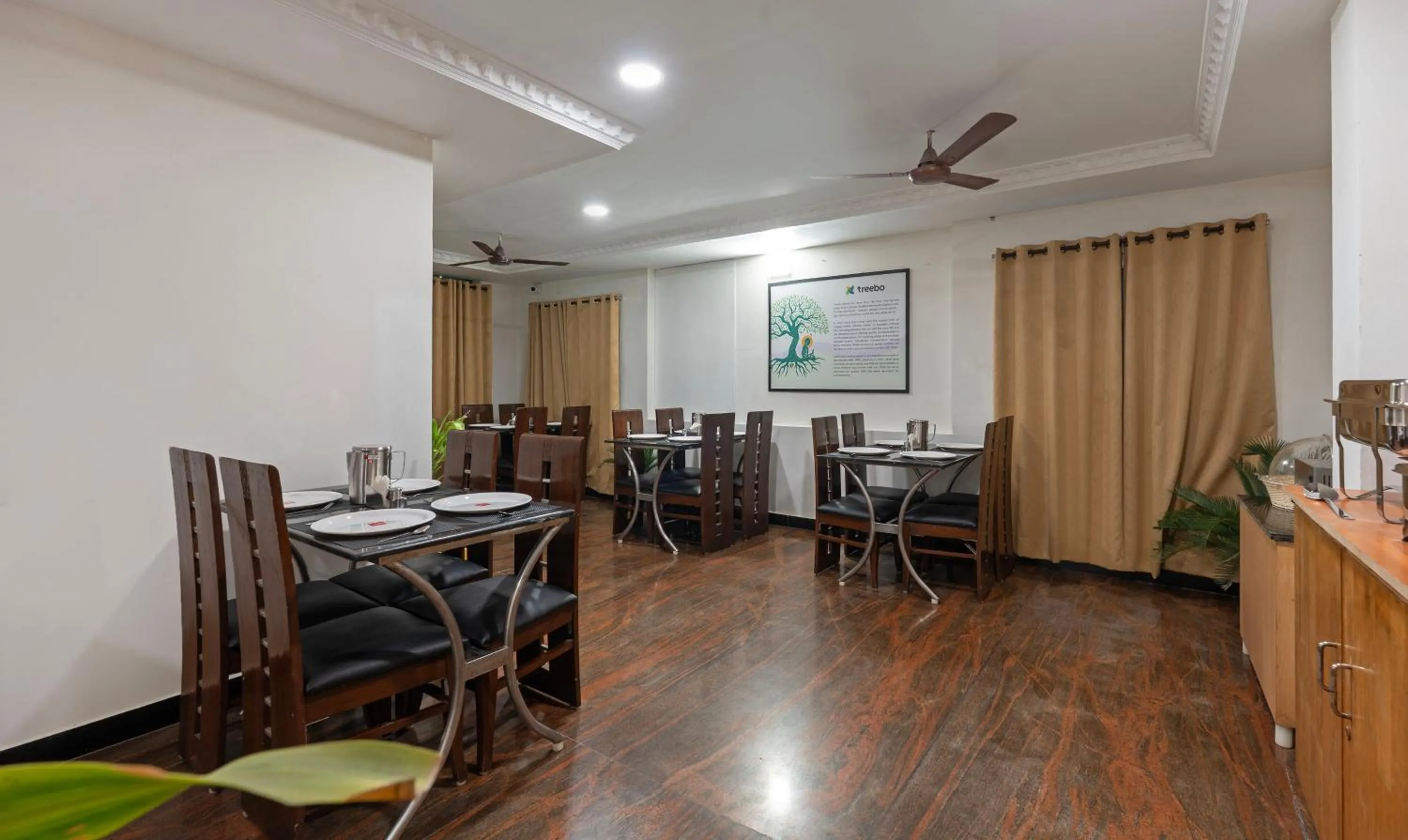 Dining area in Hotel Golden Bliss